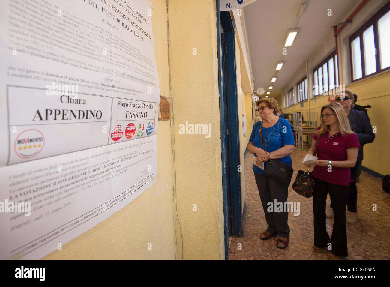 Torino, Italia. 19 giugno 2016. Le persone che si recano alla stazione di polling per il voto su giugno 19,2016 a Torino,Italia Credit: Nero Mail premere/Alamy Live News Foto Stock