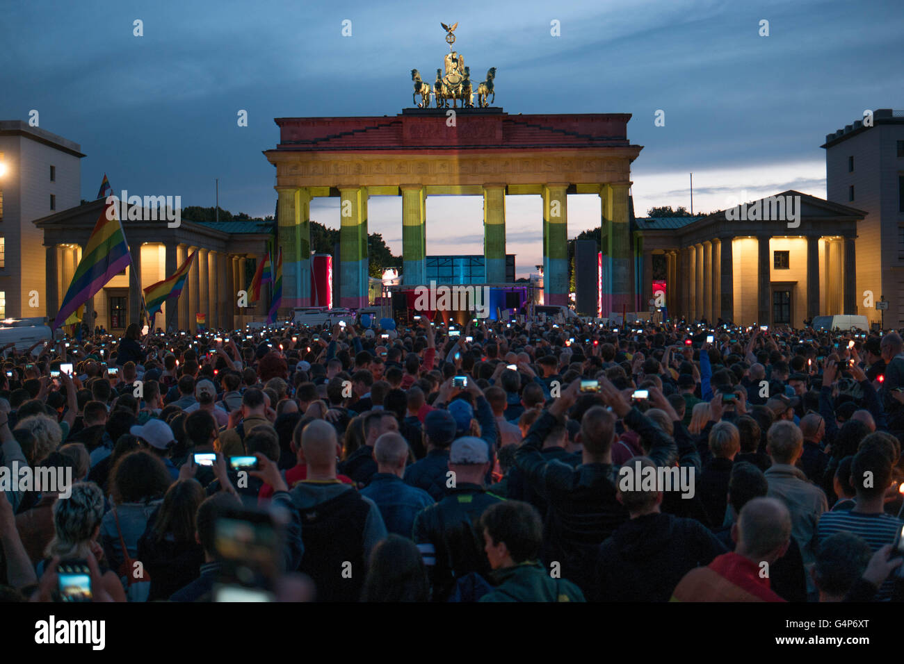 Berlino, Germania. Il 18 giugno, 2016. Molte persone prendono parte a questa veglia " Berlino per Orlando" presso la Porta di Brandeburgo (che è stata accesa in arcobaleno di colori) per commemorare il 49 vittime del tiro di Orlando a Berlino (Germania), 18 giugno 2016. Foto: Joerg Carstensen/dpa/Alamy Live News Foto Stock