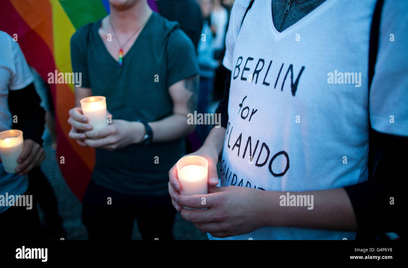 Berlino, Germania. Il 18 giugno, 2016. Una t-shirt legge 'Berlino per Orlando' durante una veglia sotto lo stesso nome presso la Porta di Brandeburgo (che è stata accesa in arcobaleno di colori) per commemorare il 49 vittime del tiro di Orlando a Berlino (Germania), 18 giugno 2016. Foto: Joerg Carstensen/dpa/Alamy Live News Foto Stock