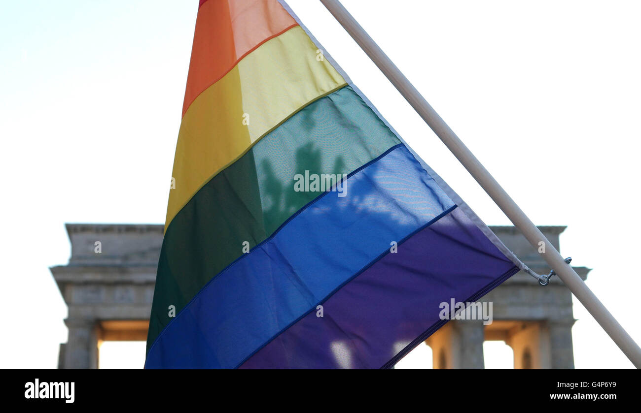 Berlino, Germania. Il 18 giugno, 2016. Una bandiera arcobaleno può essere visto durante la veglia " Berlino per Orlando' alla Porta di Brandeburgo per commemorare il 49 vittime del tiro di Orlando a Berlino (Germania), 18 giugno 2016. Foto: Joerg Carstensen/dpa/Alamy Live News Foto Stock