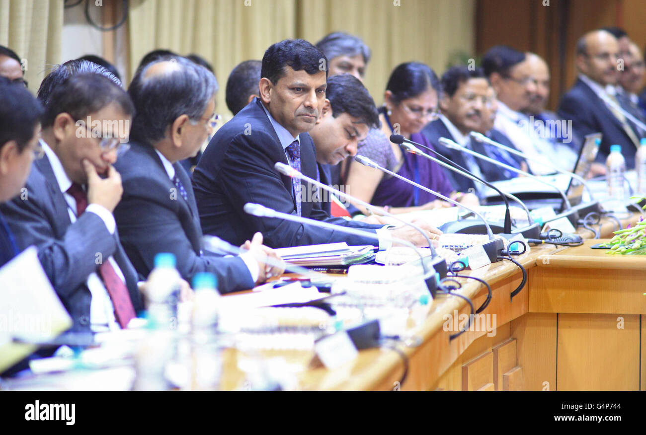 Mumbai, Maharashtra, India. 29 ott 2013. 29 ott 2013 - Mumbai - India.Governatore della Reserve Bank of India, Raghuram Rajan risolve una conferenza stampa su India di politiche economiche a RBI sede a Mumbai. © Subhash Sharma/ZUMA filo/Alamy Live News Foto Stock