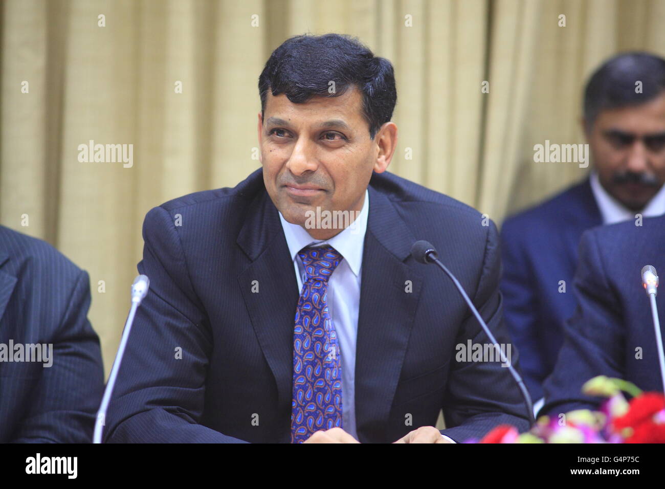 Mumbai, Maharashtra, India. 29 ott 2013. 29 ott 2013 - Mumbai - India.Governatore della Reserve Bank of India, Raghuram Rajan risolve una conferenza stampa su India di politiche economiche a RBI sede a Mumbai. © Subhash Sharma/ZUMA filo/Alamy Live News Foto Stock