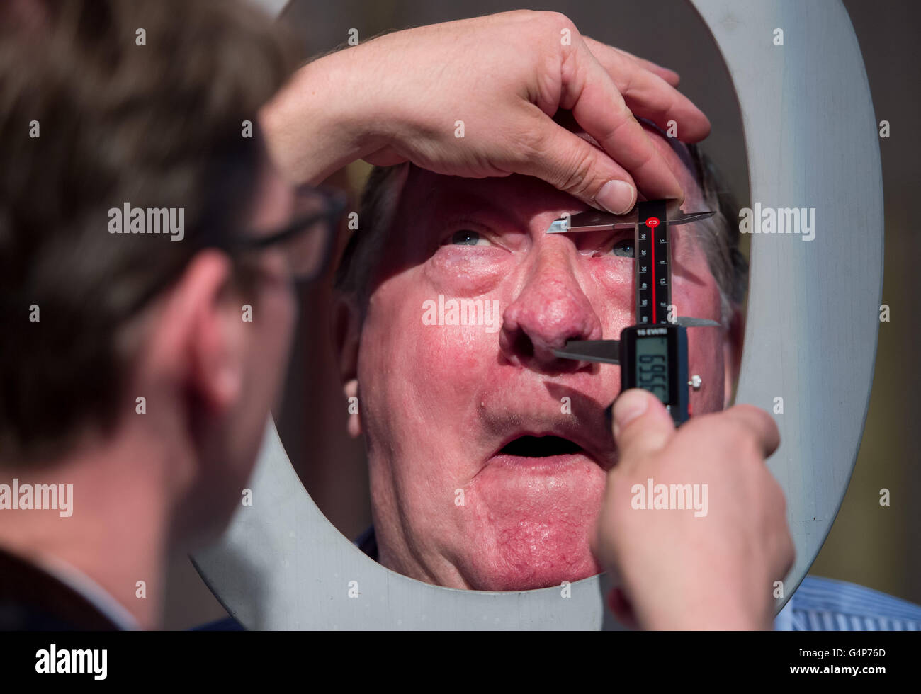 Langenbruck, Germania. Il 18 giugno, 2016. Il vincitore e campione in carica da Holland, Hans Roest ha il suo naso misurato durante il 'Nasenweltmeisterschaft' (lit. il campionato mondiale di dimensioni del naso) in Langenbruck, Germania, 18 giugno 2016. I partecipanti al "Nasenweltmeisterschaft' sono in lizza per il più grande naso, misurata dalla lunghezza e larghezza. Roest ha raggiunto una misura complessiva di 118.42 mm. Il campionato è stato organizzato da "1. Nasenclub der Welt e.V., un'associazione dedicata al naso. Foto: Tobias Hase/dpa/Alamy Live News Foto Stock