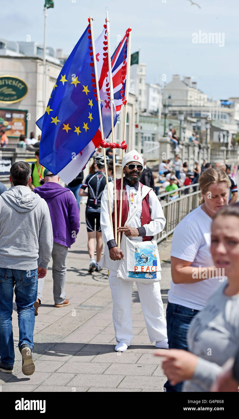 Brighton, Regno Unito. 19 giugno 2016. Con solo un paio di giorni fino a quando l'UE voto referendario in Gran Bretagna questo uomo promuovendo la pace ha preso a Brighton Seafront con una bandiera europea una bandiera di St George e la bandiera europea della Gran Bretagna . Credito: Simon Dack/Alamy Live News Foto Stock
