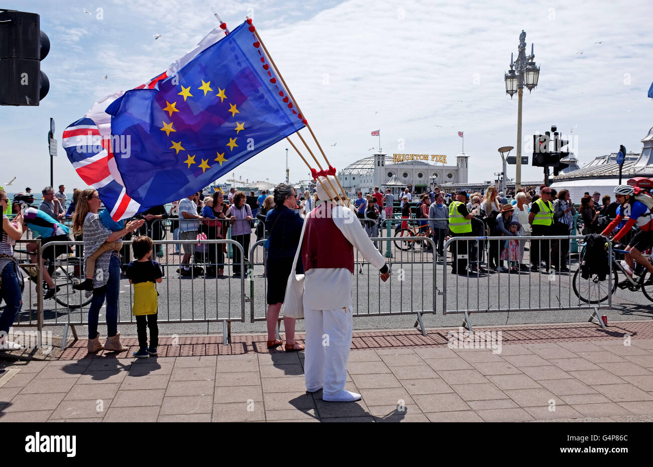 Brighton, Regno Unito. 19 giugno 2016. Con solo un paio di giorni fino a quando l'UE voto referendario in Gran Bretagna questo uomo promuovendo la pace ha preso a Brighton Seafront con una bandiera europea una bandiera di St George e la bandiera europea della Gran Bretagna . Credito: Simon Dack/Alamy Live News Foto Stock