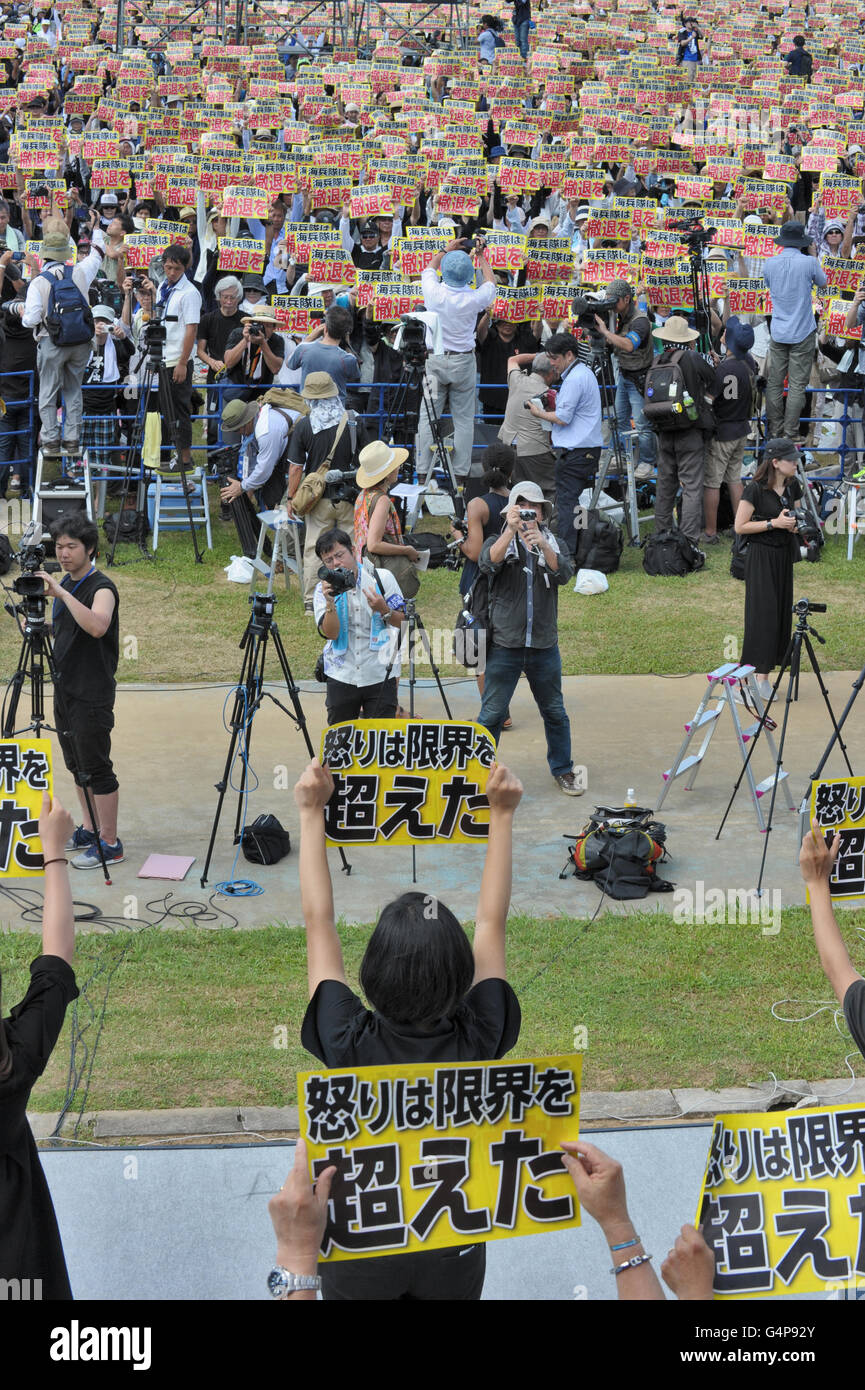 Okinawa, in Giappone. 19 giugno 2016. Massiccia protesta su Okinawa contrapposta basi militari statunitensi ci il 19 giugno 2016. La protesta è venuta dopo 20 anni e la donna fu ucciso da una base Usa lavoratore. Alcuni 65.000 migliaia di persone hanno partecipato secondo gli organizzatori. Credito: Aflo Co. Ltd./Alamy Live News Foto Stock