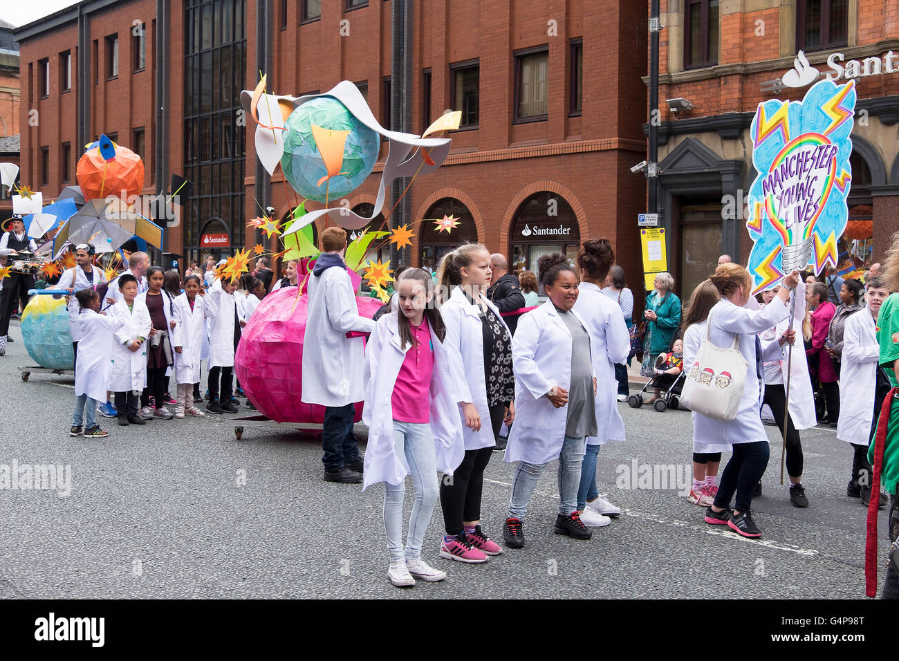 Manchester, UK. Il 19 giugno 2016. I gruppi e le associazioni di beneficenza di tutta greater manchester prendere parte all'annuale Giornata di Manchester Parade. Il tema di questo decennio parata è stata la scienza che ha visto colorfull galleggianti e costumi da europee, bande, scuole e gruppi provenienti da tutti i lati del credito di Manchester: Fotografia Lightphase/Alamy Live News Foto Stock