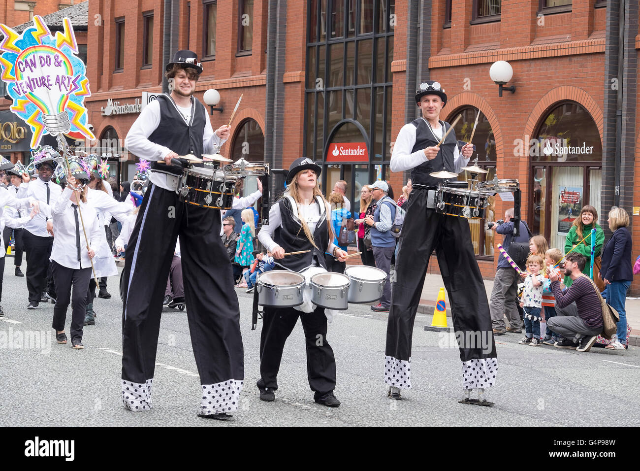 Manchester, UK. Il 19 giugno 2016. I gruppi e le associazioni di beneficenza di tutta greater manchester prendere parte all'annuale Giornata di Manchester Parade. Il tema di questo decennio parata è stata la scienza che ha visto colorfull galleggianti e costumi da europee, bande, scuole e gruppi provenienti da tutti i lati del credito di Manchester: Fotografia Lightphase/Alamy Live News Foto Stock