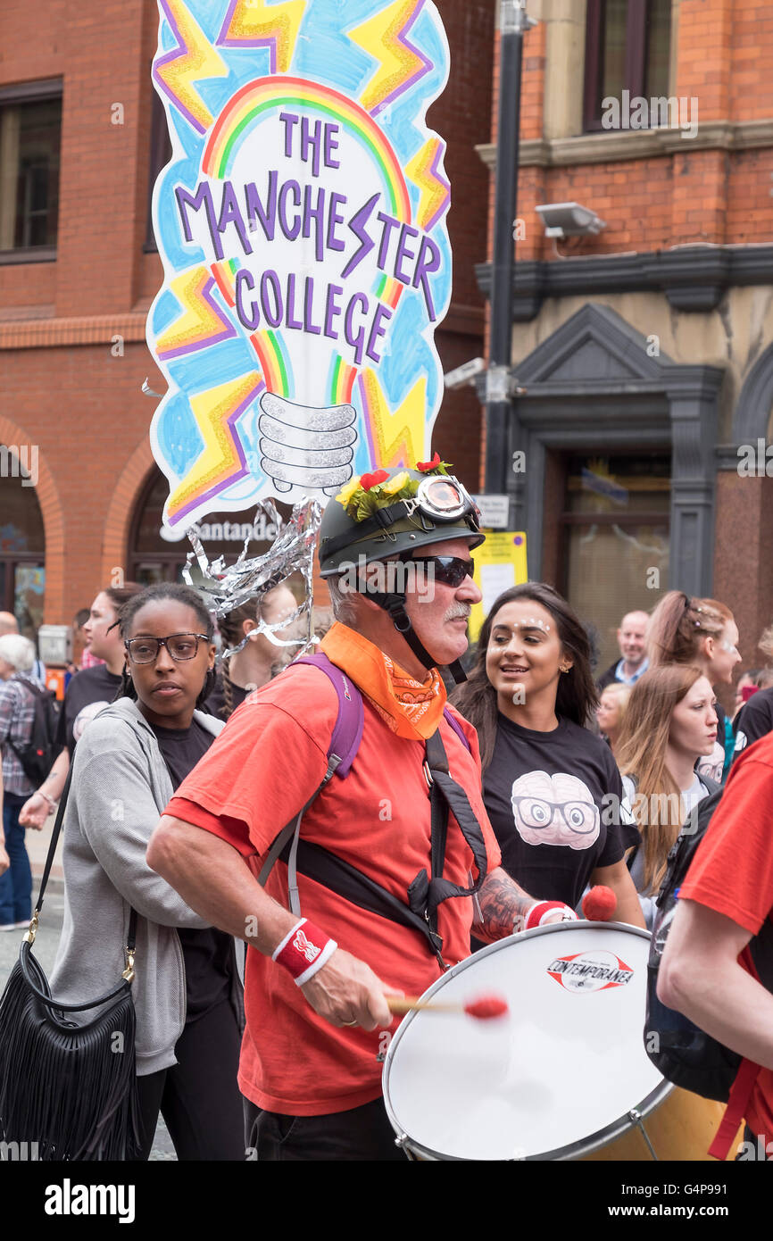 Manchester, UK. Il 19 giugno 2016. I gruppi e le associazioni di beneficenza di tutta greater manchester prendere parte all'annuale Giornata di Manchester Parade. Il tema di questo decennio parata è stata la scienza che ha visto colorfull galleggianti e costumi da europee, bande, scuole e gruppi provenienti da tutti i lati del credito di Manchester: Fotografia Lightphase/Alamy Live News Foto Stock