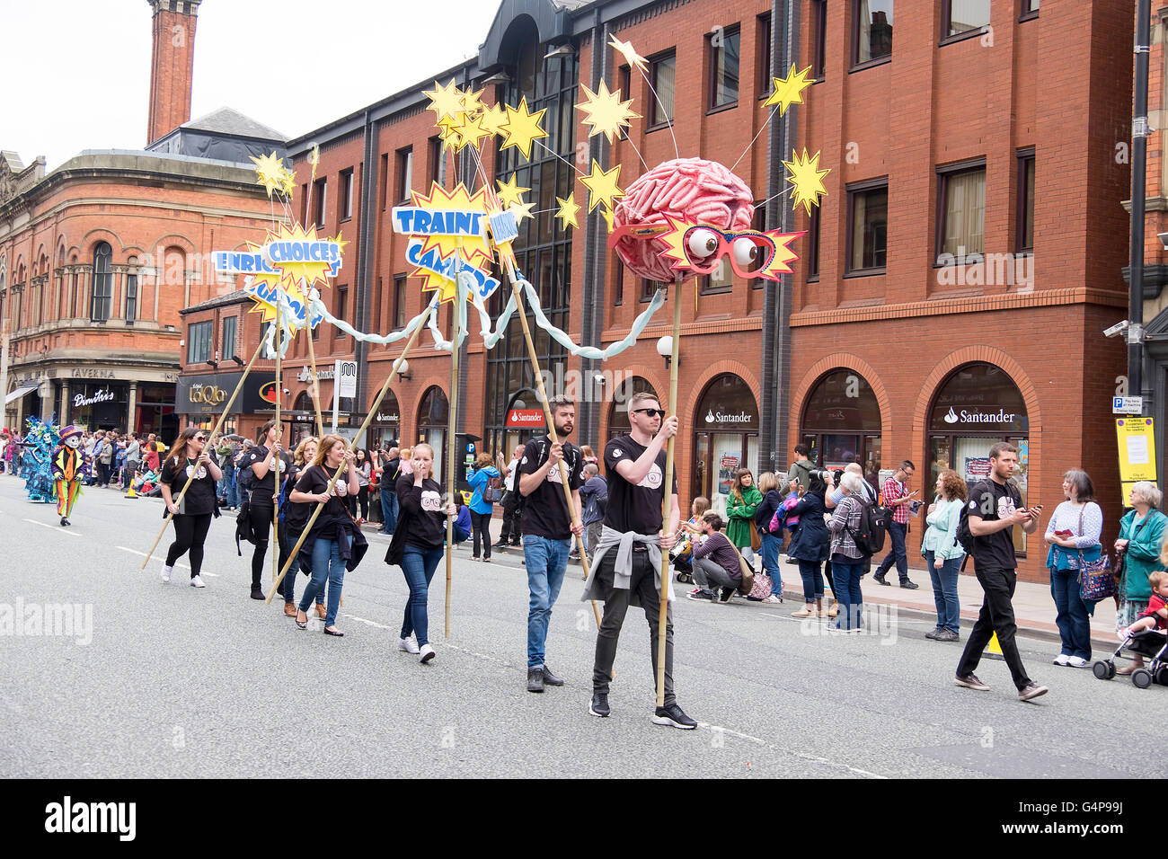 Manchester, UK. Il 19 giugno 2016. I gruppi e le associazioni di beneficenza di tutta greater manchester prendere parte all'annuale Giornata di Manchester Parade. Il tema di questo decennio parata è stata la scienza che ha visto colorfull galleggianti e costumi da europee, bande, scuole e gruppi provenienti da tutti i lati del credito di Manchester: Fotografia Lightphase/Alamy Live News Foto Stock