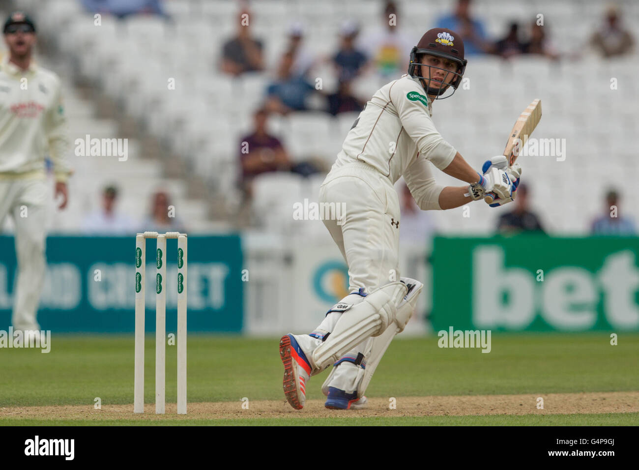 Londra, UK.19 Giugno 2016. Zafar Ansari orologi dopo intaccatura uno a Riki Wessels mentre alla battuta per Surrey il giorno uno del Specsavers County Championship Division una partita contro il Nottinghamshire al ovale. David Rowe/Alamy Live news. Foto Stock