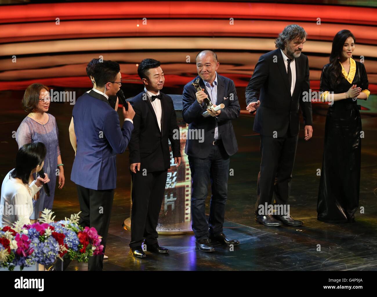 Shanghai, Cina. 19 giugno 2016. Direttore Liu Jie (C), a nome dei membri del cast del film 'De Lan', riceve il premio del miglior film durante la cerimonia di premiazione del 2016 Shanghai International Film Festival di Shanghai, Cina orientale, Giugno 19, 2016. Credito: Pei Xin/Xinhua/Alamy Live News Foto Stock