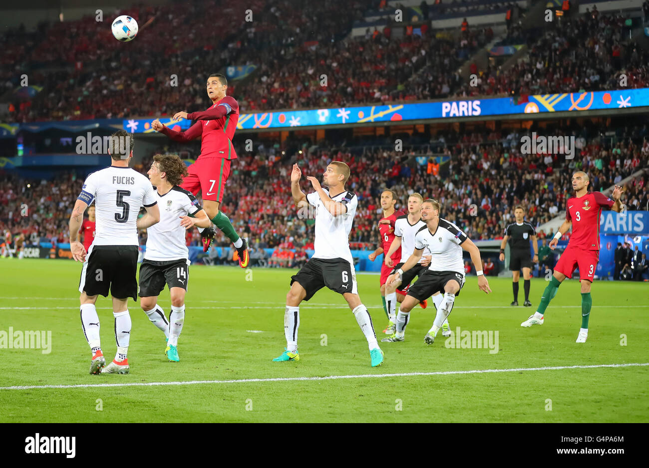 Parc des Princes, Parigi, Francia. Il 18 giugno, 2016. Cristiano Ronaldo, Por 7 del Portogallo di competere per la sfera contro Christian FUCHS, AUT 5 Sebastian PROEDL, AUT 15 Stefan ILSANKER, AUT 6 Julian BAUMGARTLINGER, AUT 14 PORTOGALLO - AUSTRIA 0-0 Gruppo F ,Calcio Campionati Europei di euro a Giugno 18, 2016 a Parigi, al Parc des Princes. Fussball, Nationalteam, Oesterreich, Euro di credito: Peter Schatz / Alamy Live News Foto Stock