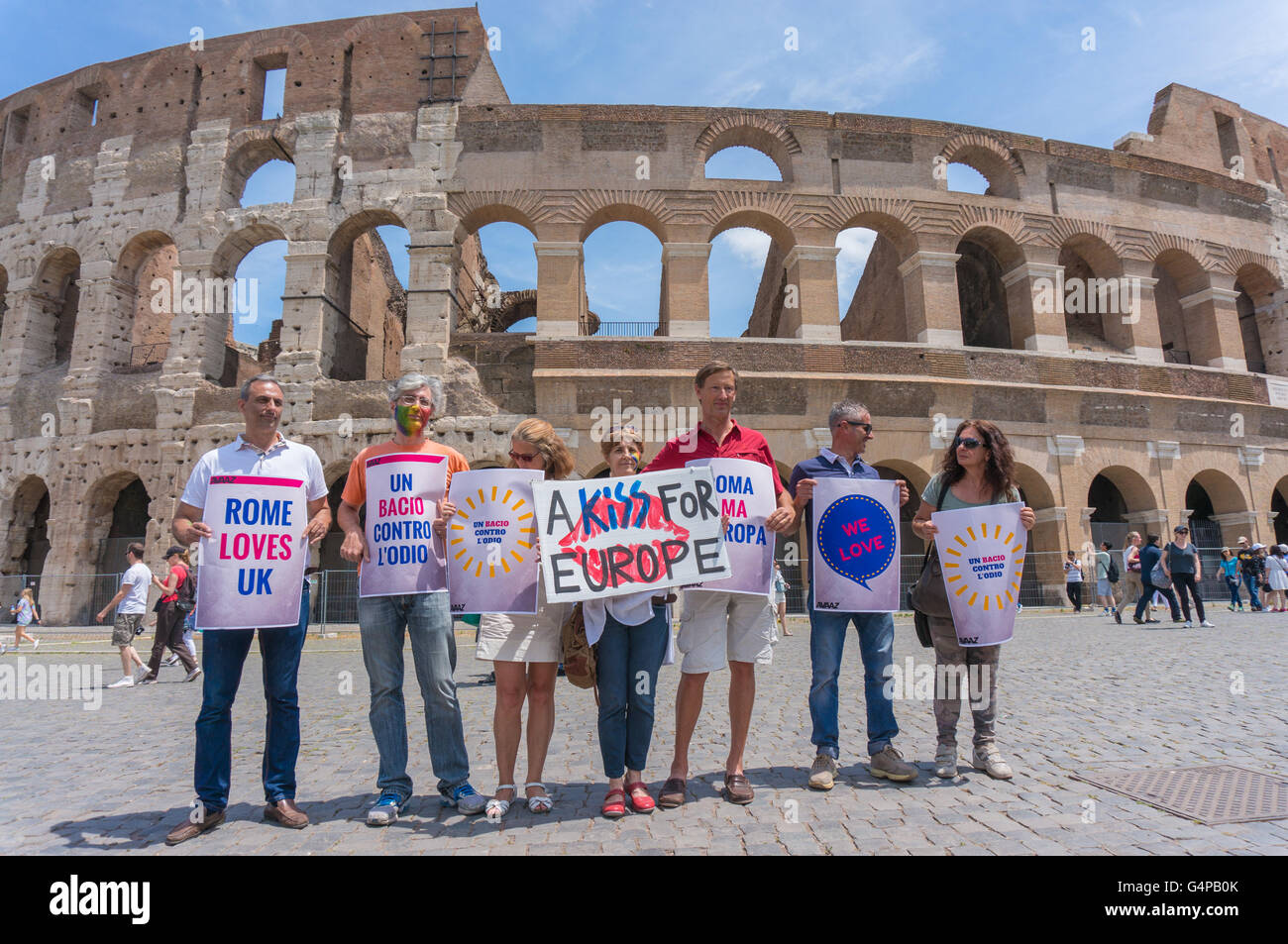 L'Italia. 19 giugno 2016. centinaia di cittadini e attivisti per la pace si riuniranno nella parte anteriore del'l'Anfiteatro Flavio, per battere il record mondiale di baci. L'evento, lanciato dal movimento globale di cittadino Avaaz vuole sollecitare il dibattito in Europa e in Gran Bretagna verso un approccio più positivo, in contrapposizione con le paure e le divisioni', in particolare dopo la tragica morte del parlamentare Jo britannico Cox Credito: Stefano Ronchini/Alamy Live News Foto Stock