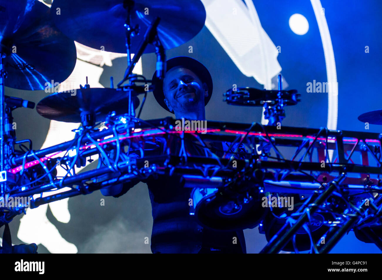 Barcellona, in Catalogna, Spagna. Il 18 giugno, 2016. Booka Shade (DE) presenterà in anteprima mondiale il loro nuovo spettacolo al Sónar by night. 'Movements 10' è una ganascia la caduta di produzione che include i laser, il bordo di taglio light design e grafica creati appositamente per la mostra che celebra il decimo anniversario della loro epoca-la definizione di LP 'Movements'. Sónar by Night - SonarClub. Sonar credito 2016: Cisco Pelay / Alamy Live News Foto Stock