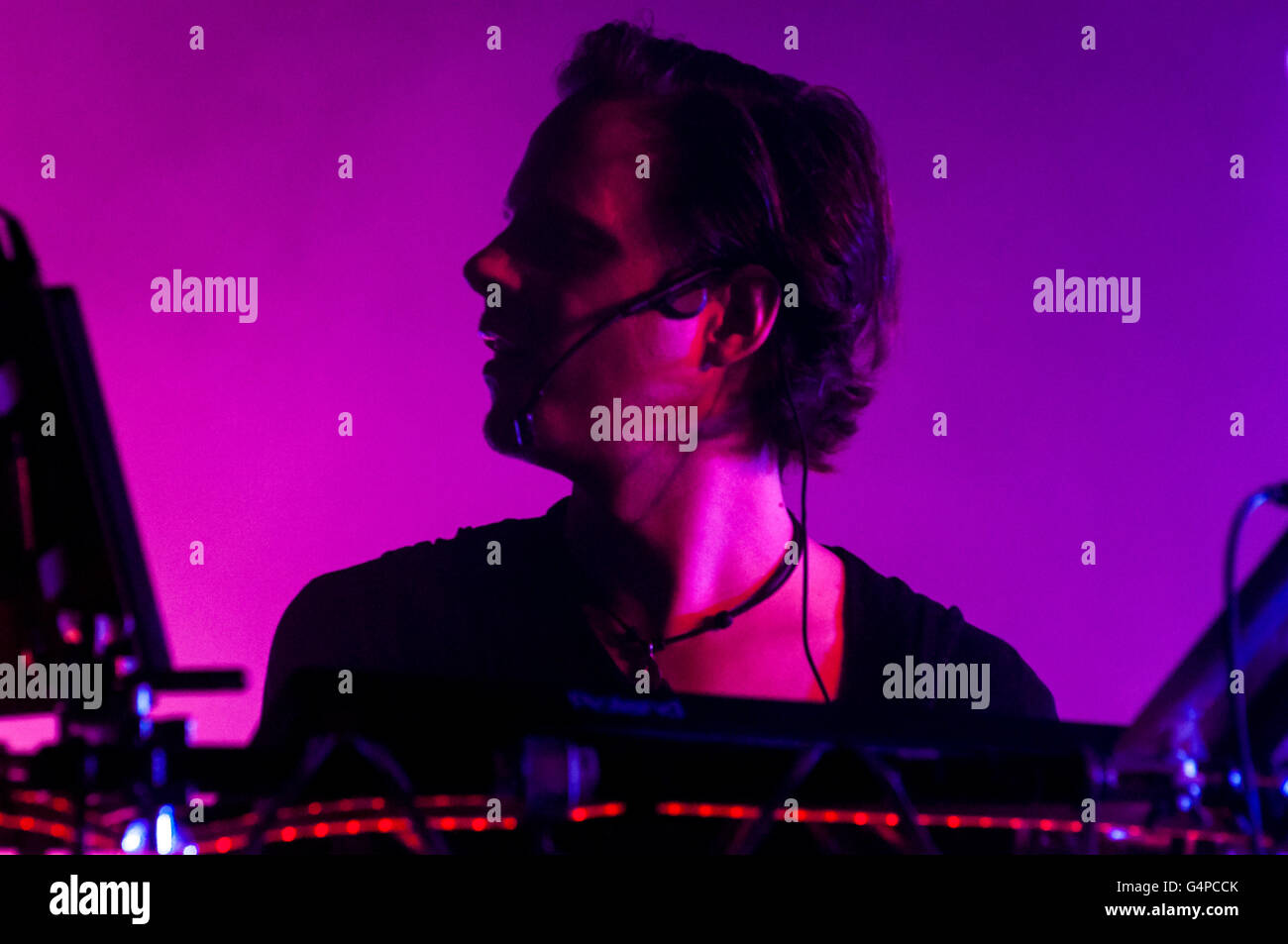 Barcellona, in Catalogna, Spagna. Il 18 giugno, 2016. Booka Shade (DE) presenterà in anteprima mondiale il loro nuovo spettacolo al Sónar by night. 'Movements 10' è una ganascia la caduta di produzione che include i laser, il bordo di taglio light design e grafica creati appositamente per la mostra che celebra il decimo anniversario della loro epoca-la definizione di LP 'Movements'. Sónar by Night - SonarClub. Sonar credito 2016: Cisco Pelay / Alamy Live News Foto Stock