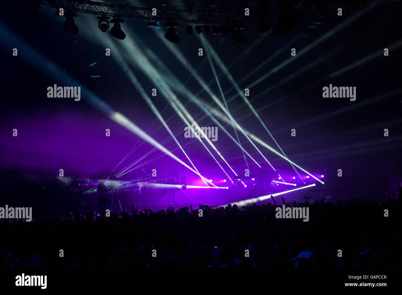 Barcellona, in Catalogna, Spagna. Il 18 giugno, 2016. Booka Shade (DE) presenterà in anteprima mondiale il loro nuovo spettacolo al Sónar by night. 'Movements 10' è una ganascia la caduta di produzione che include i laser, il bordo di taglio light design e grafica creati appositamente per la mostra che celebra il decimo anniversario della loro epoca-la definizione di LP 'Movements'. Sónar by Night - SonarClub. Sonar credito 2016: Cisco Pelay / Alamy Live News Foto Stock