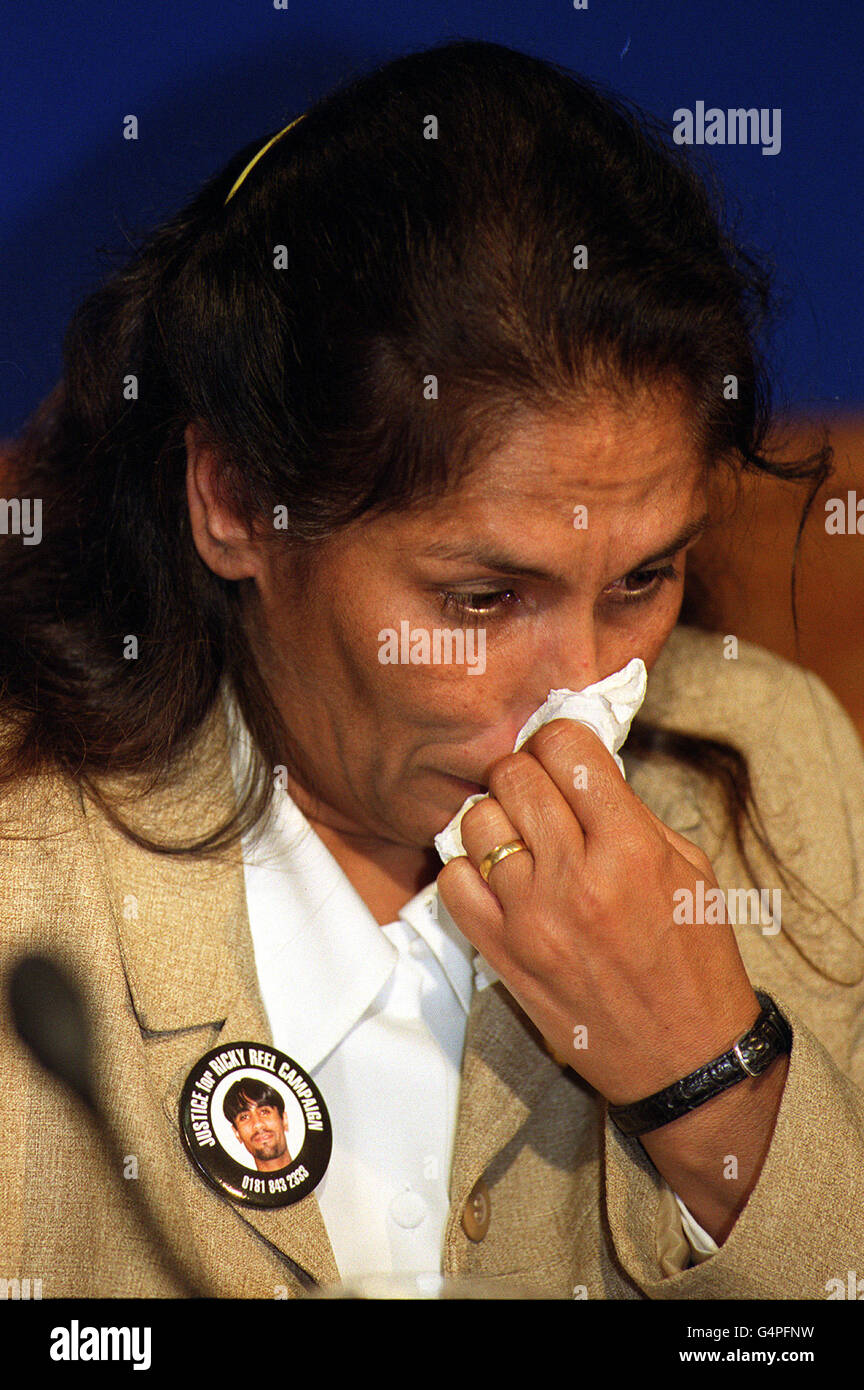 Sukhdev Reel, la madre di Ricky Reel, ha lanciato un appello per ulteriori informazioni sulla sua morte al New Scotland Yard di Londra. La Metropolitan Police, ha rilasciato le riprese CCTV del centro di Kingston, dove Ricky e 3 amici erano in una notte fuori. * questa sera sono stati abusati in modo razziale nell'ottobre 1997. L'amico sparso e Ricky non è stato visto di nuovo fino a quando il suo corpo è stato trovato nel Tamigi sette giorni dopo. Foto Stock