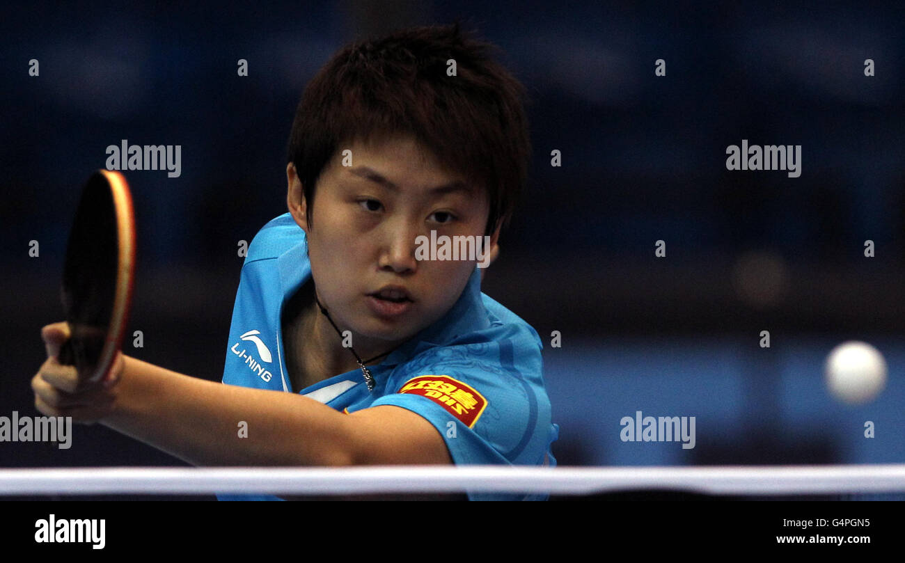 Guo Yue della Cina durante la sconfitta finale del suo quarto a Liu Shiwen della Cina durante le grandi finali dell'ITTF Pro Tour all'Excel Arena di Londra. Foto Stock