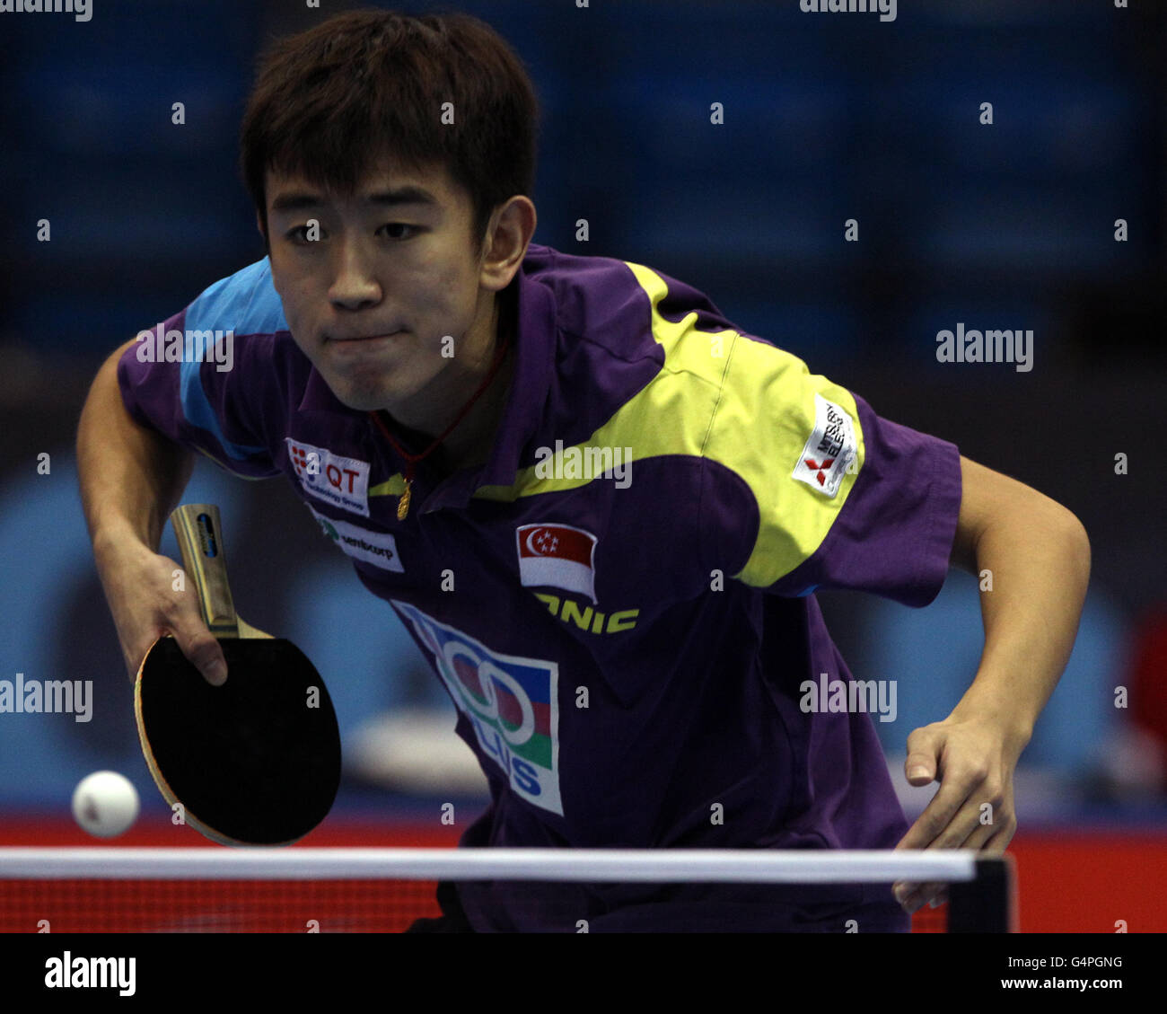 Chen Feng di Singapore durante la sua sconfitta a Kim min Seok di Corea in U21 Men's Singles durante le finaliste ITTF Pro Tour alla Excel Arena di Londra. Foto Stock