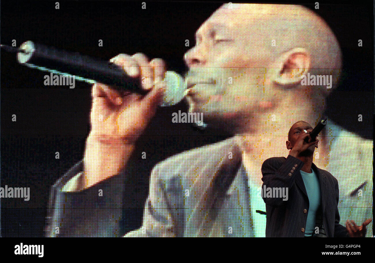 Il cantante Maxi Jazz della band pop Faithless ha suonato all'evento musicale Lynx Voodoo Eclipse, a Wareham, Dorset. Foto Stock