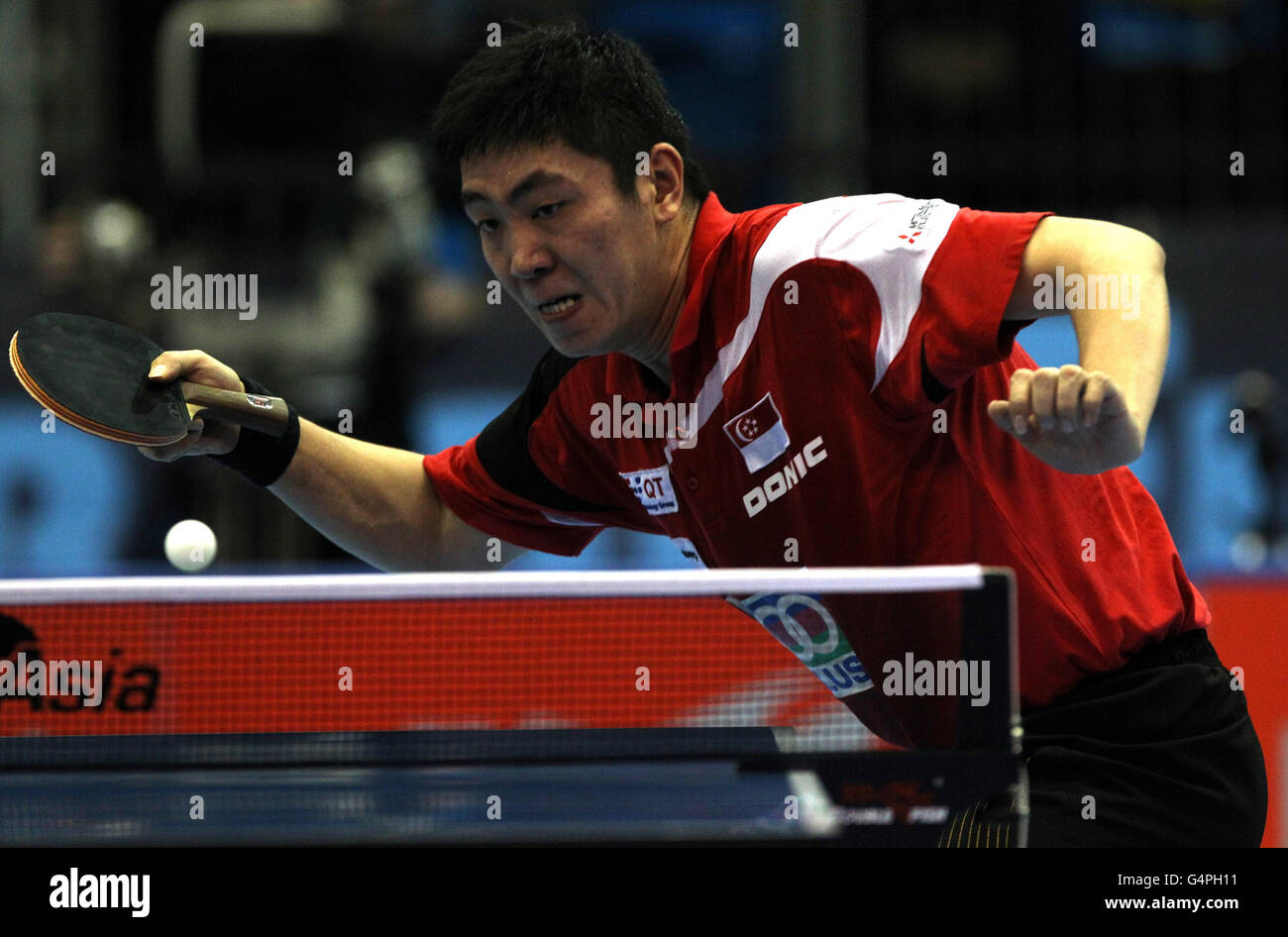 Gao Ning di Singapore durante la finale del quarto contro Ryu Seung min della Corea durante le finali Grand Tour ITTF Pro all'Excel Arena di Londra. Foto Stock