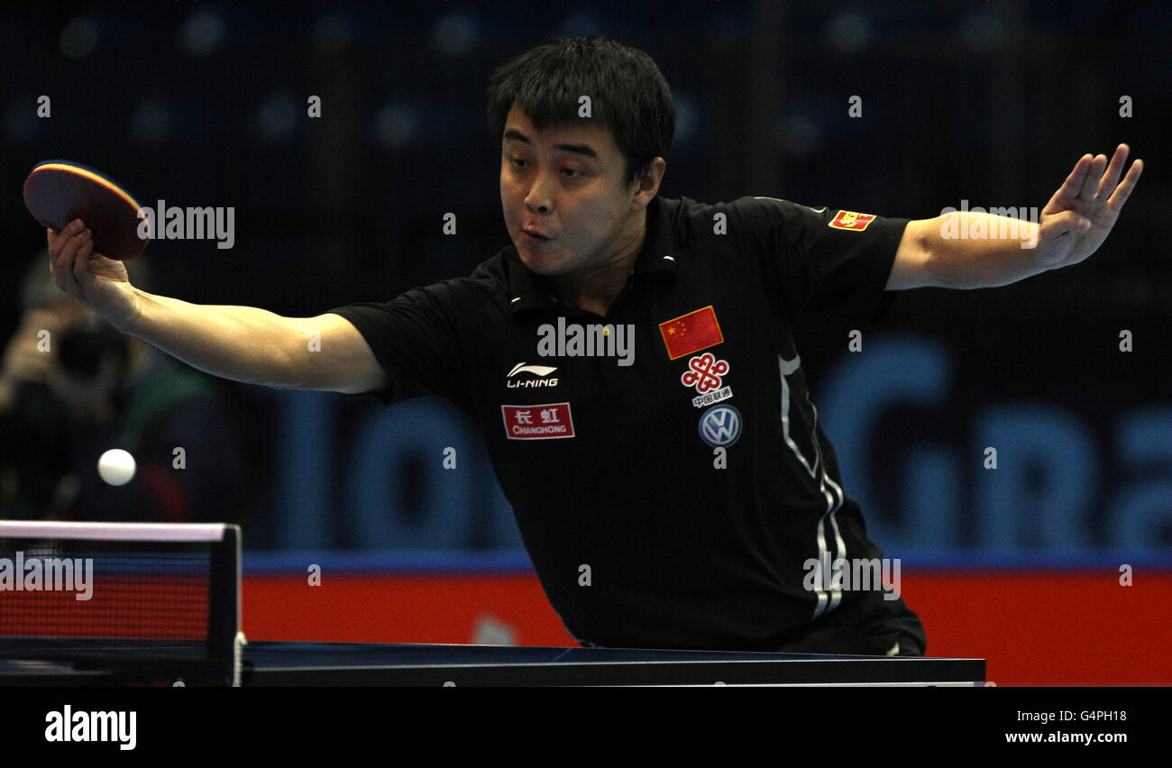 China's Wang Hao durante il suo quarto finale di gioco contro il cinese Xu Xin durante le finali di ITTF Pro Tour Grand all'Excel Arena di Londra. Foto Stock