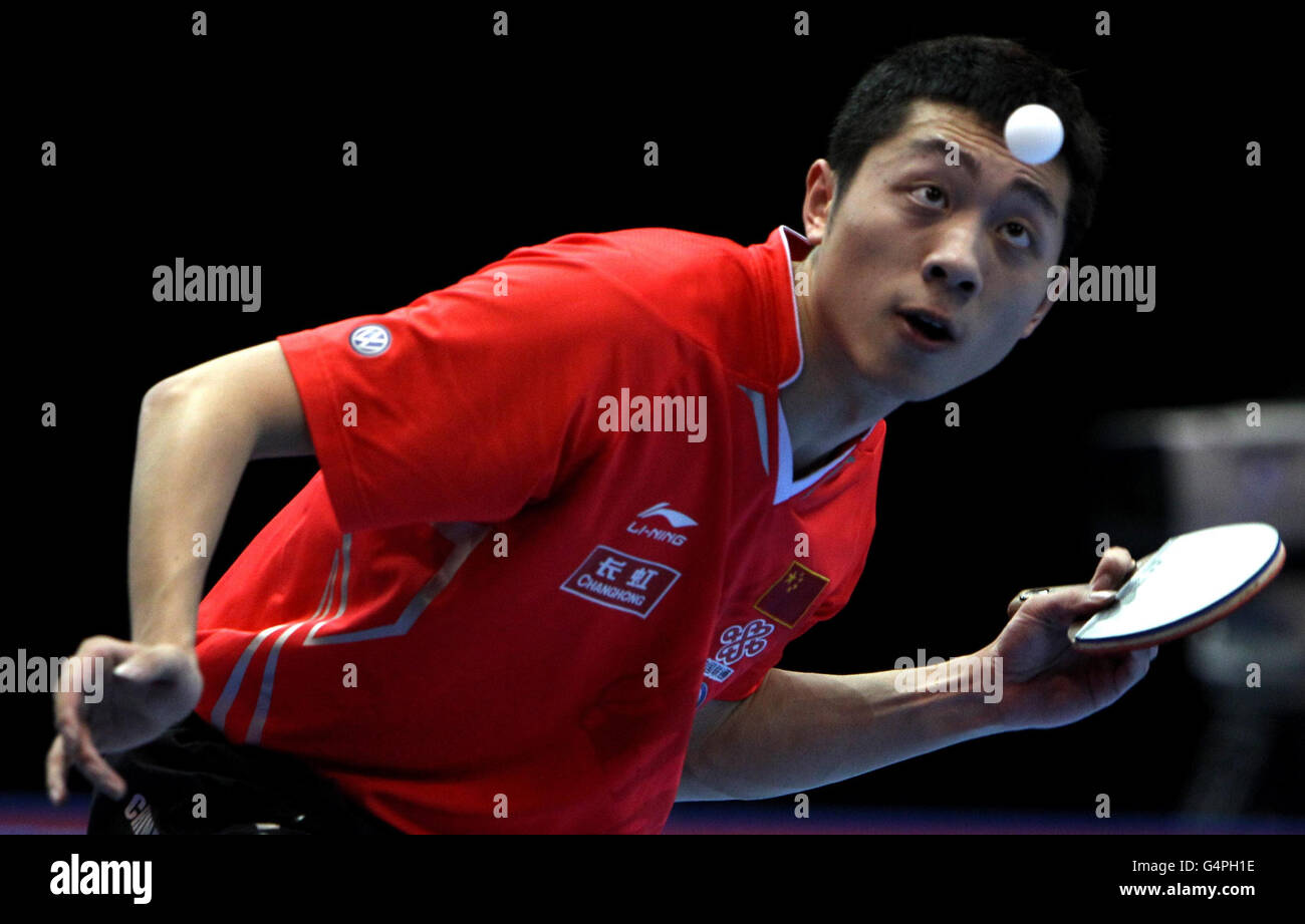 Xu Xin della Cina durante il suo quarto finale di gioco contro il Wang Hao della Cina durante le finali di Grand Tour ITTF Pro all'Excel Arena di Londra. Foto Stock