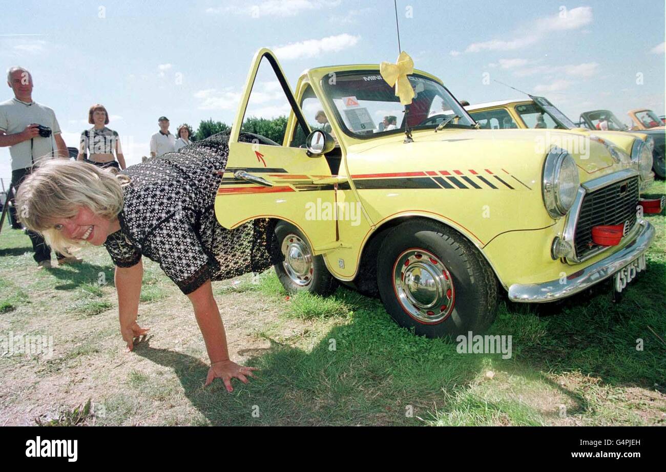 Froukje Vullings dall'Olanda dimostra il suo metodo di uscita dalla sua Mini auto, forse il passo più corto Mini costruito, durante una festa a Silverstone, per celebrare il 40 ° anniversario della Alec Issigonis progettato British Motor Corporation 'Mini'. * 11/9/2000: L'ultimo Mini Classic farà decollar fuori la linea di produzione presso lo stabilimento di Rover Group a Birmingham tra un mese ed entro la fine dell'anno le vetture saranno scomparse dagli showroom. Gli ultimi Mini Classici sono certi di diventare oggetti da collezione e rappresentano un'opportunità di investimento per gli appassionati della vettura. Foto Stock