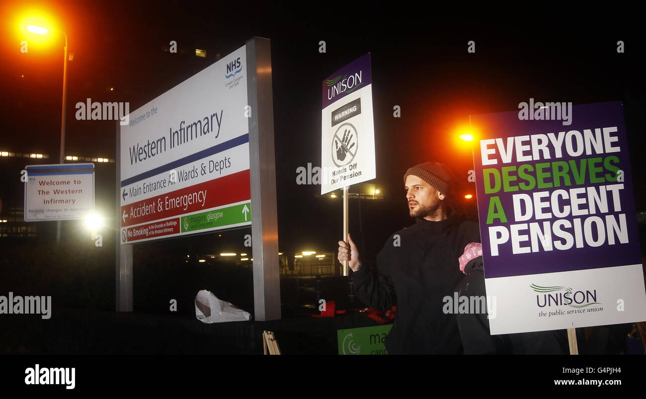 Jamie Beaumont si trova su una linea di picket fuori dall'infermeria occidentale a Glasgow, mentre 300,000 lavoratori del settore pubblico escono attraverso la Scozia nel più grande giorno di sciopero in azione in decenni. Foto Stock
