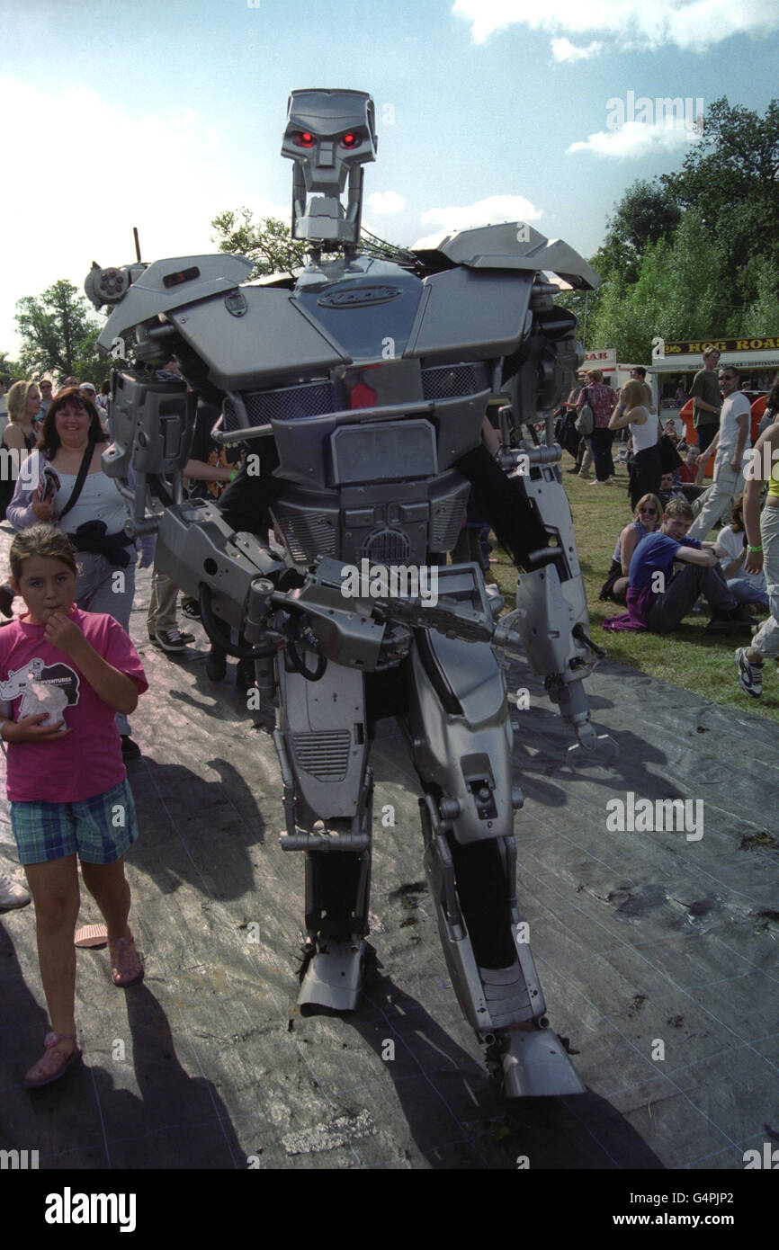 Intrattenimento - V99 Music Festival - Chelmsford, Essex. Un robot gigante si esibisce al festival musicale V99 di Chelmsford, Essex. Foto Stock