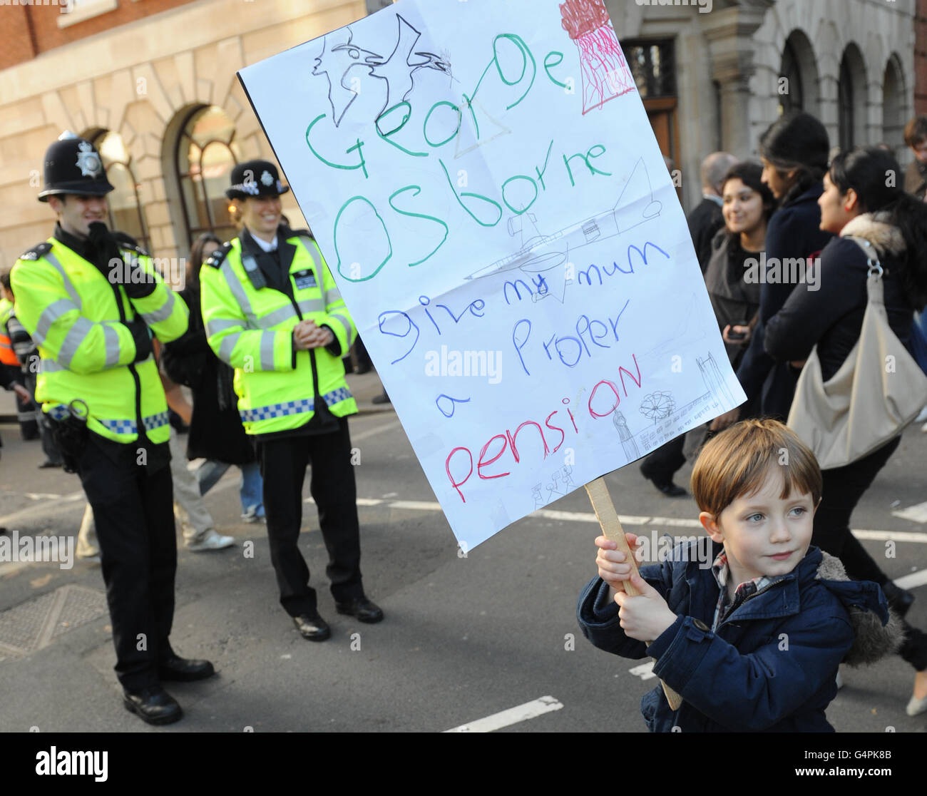 Raffaello Timms-Hardy, di sei anni, la cui madre è un insegnante, partecipa a una marcia dei lavoratori del settore pubblico che marciano nel centro di Londonl, mentre i lavoratori di tutto il Regno Unito sono il più grande sciopero generale per decenni oggi di fila sulle pensioni. Foto Stock