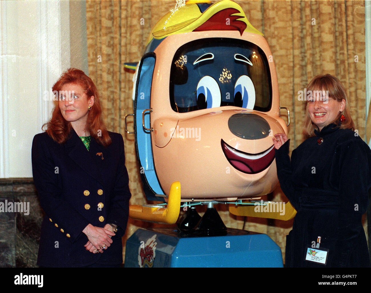 La Duchessa di York con il produttore Vivien Powell al lancio della serie di cartoni animati ITV basata sui libri scritti dalla Duchessa su Budgie the Helicopter. Foto Stock