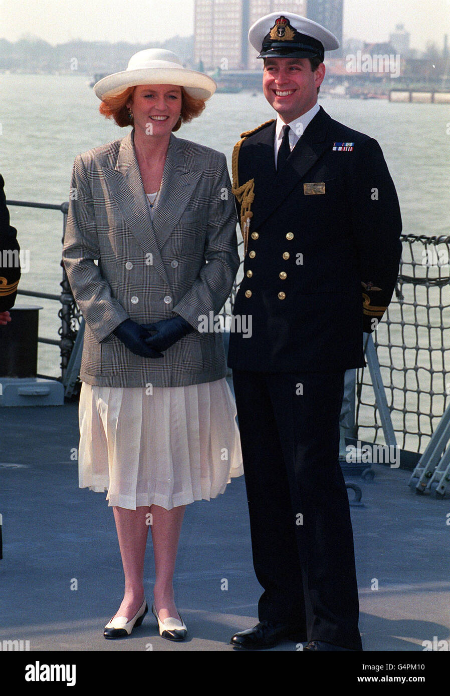 Il Duca e la Duchessa di York a bordo della HMS Cambeltown a Portsmouth Harbour prima di un giorno di navigazione nel canale con la Regina e il Duca di Edimburgo. Foto Stock