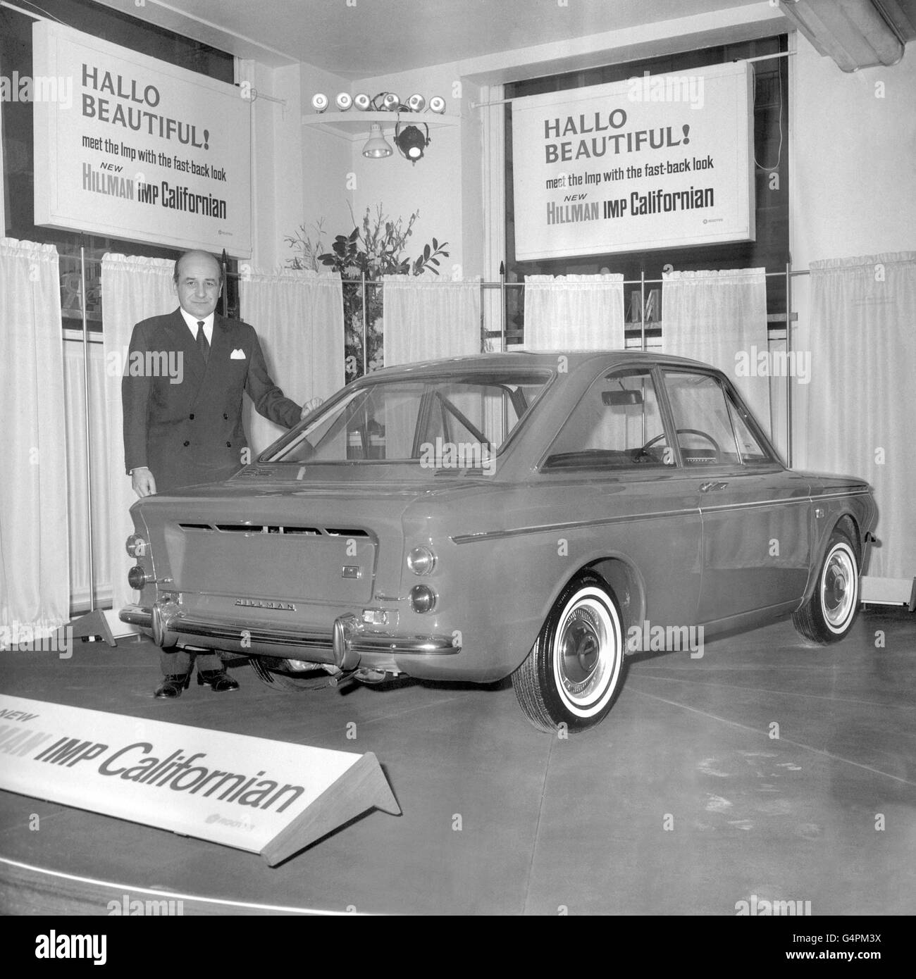 Lord Rootes, Vice Presidente e Amministratore Delegato di Rootes Motors Ltd, è presente a Londra con la nuova Hillman Imp Californian, in produzione presso gli stabilimenti del Gruppo Roote di Linwood, Renfrewshire. Foto Stock