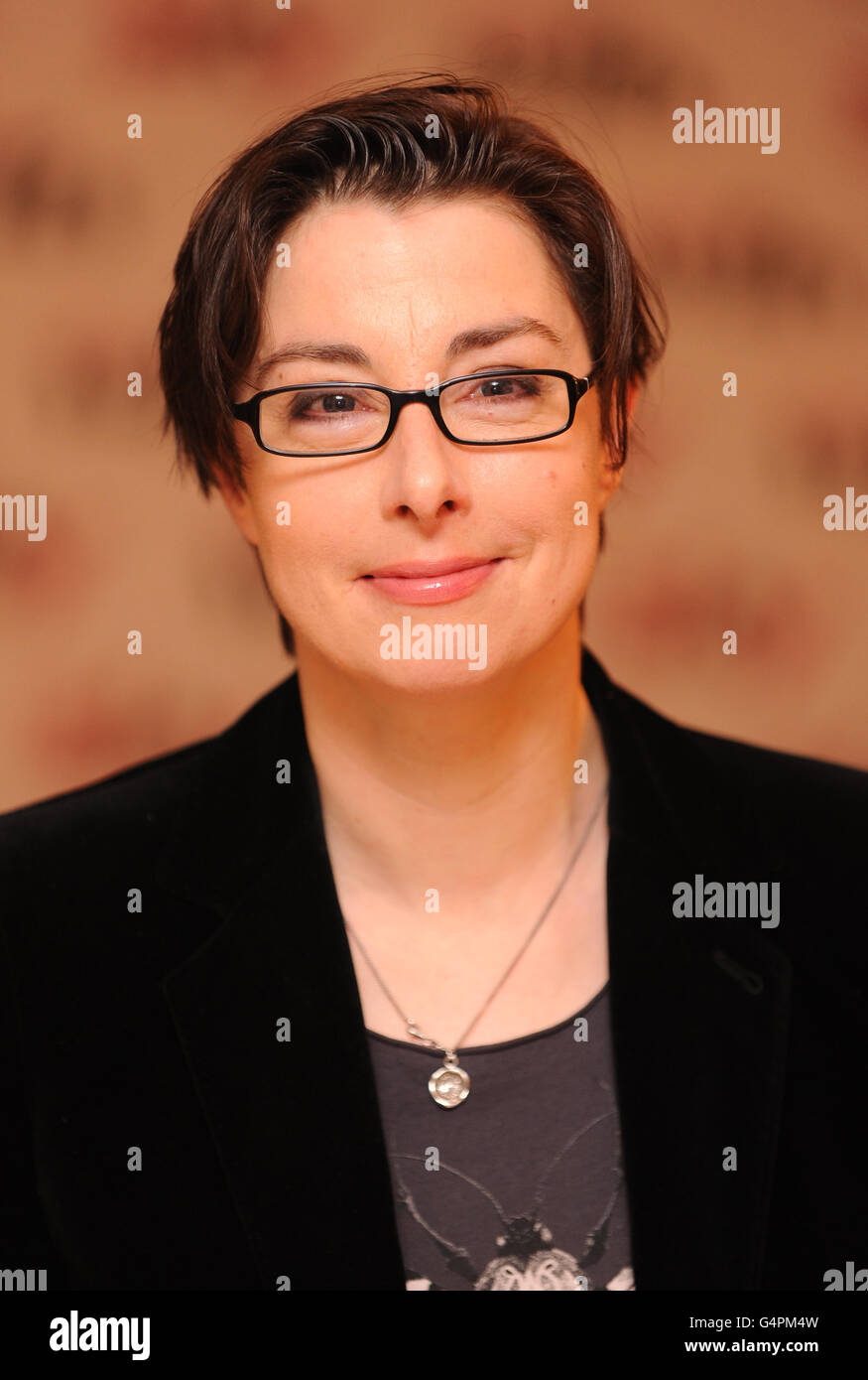 Sue Perkins arriva allo Sky Women in Film & Television Awards, presso l'hotel Park Lane Hilton, nel centro di Londra. Foto Stock