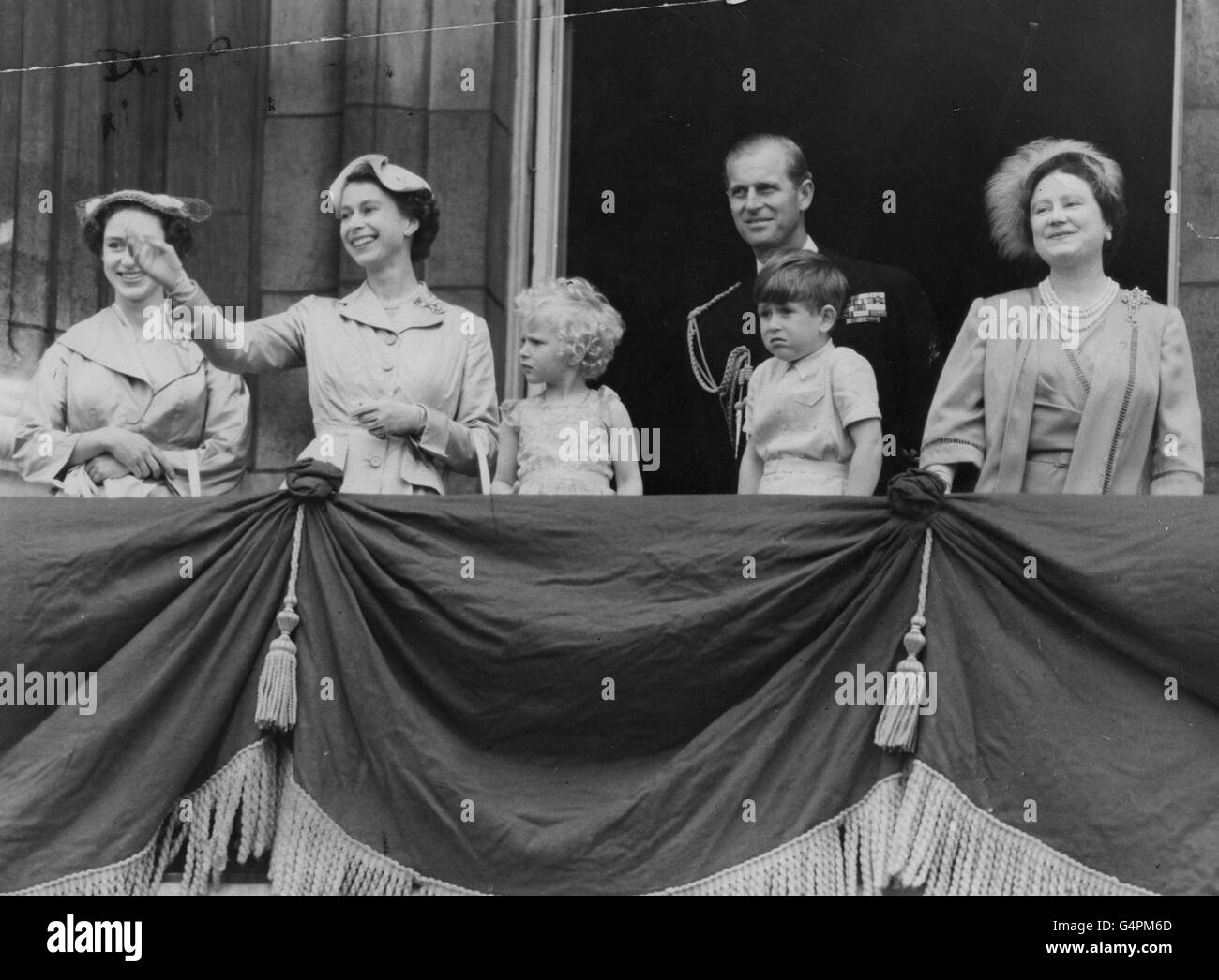 La regina Elisabetta II e il duca di Edimburgo con la principessa Margaret, la regina madre, la principessa Anna e il principe Carlo sul balcone di Buckingham Palace dopo che sono stati accolti a casa dal tour del Commonwealth. Foto Stock