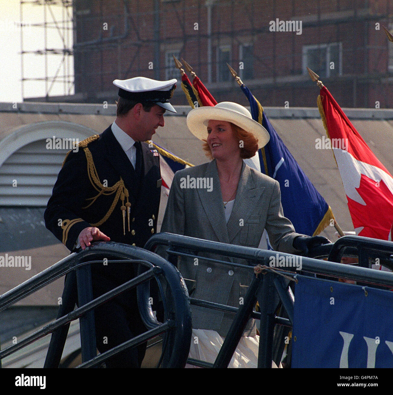 Il Duca e la Duchessa di York salpano a bordo della HMS Cambeltown al Porto di Portsmouth prima di un giorno di navigazione nel canale con la Regina e il Duca di Edimburgo. Foto Stock