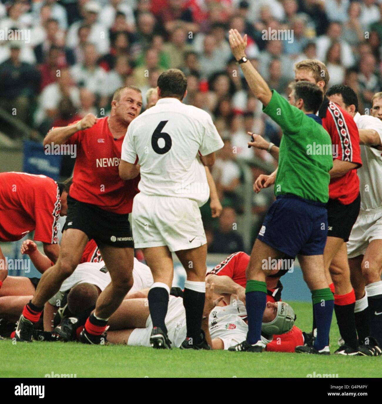 REF Joel Dume per la Francia infliggerà una sanzione al Canada mentre John Tait lancia un pugno a Englands Richard Hill. Johnson e il canadese Dan Baugh sono stati poi prenotati come risultato della mischia che seguì, durante la partita internazionale a Twickenham. Foto Stock