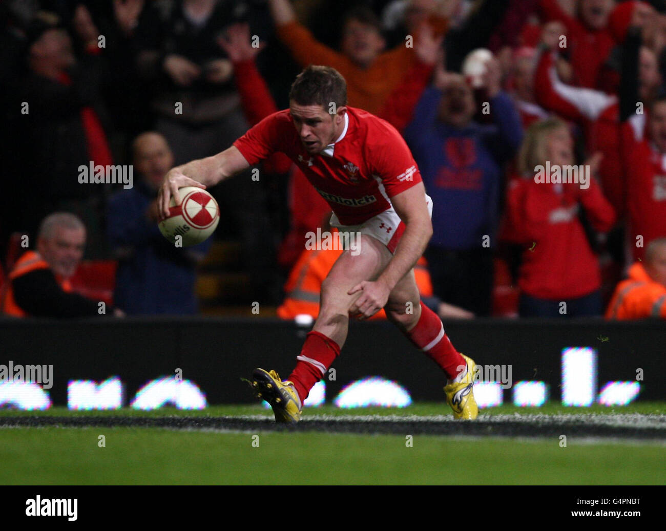 Lo Shane Williams del Galles attraversa con l'ultima mossa della partita per fare una prova durante la partita internazionale al Millennium Stadium di Cardiff. Foto Stock