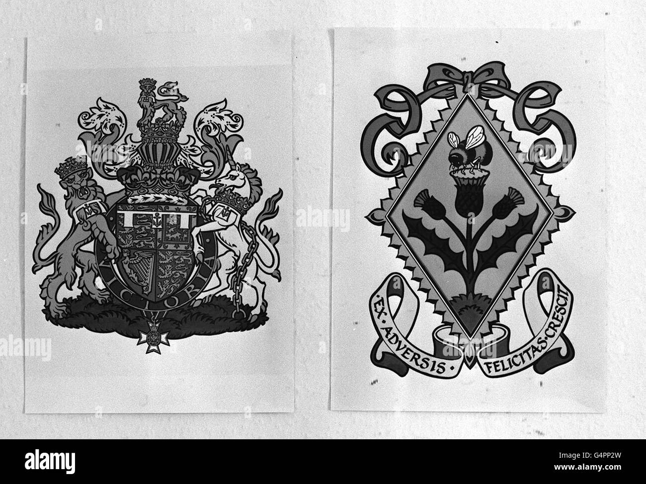 PA NEWS FOTO 6/5/86 lo stemma del principe Andrew (sinistra) e il nuovo busy-BEE losanga di bracci per la sua sposa per essere, Sarah Ferguson. Il nuovo design da artista JOHN BAINBRIDGE offre un Bumble Bee succhiare il nettare da un Thistle. Il motto scelto da Sarah, legge "da avversità felicità cresce'. Il principe del mantello viene aggiornato con un nastro dell'ordine Vittoriano, DALL ORDINE PERSONALE DELLA REGINA. Foto Stock