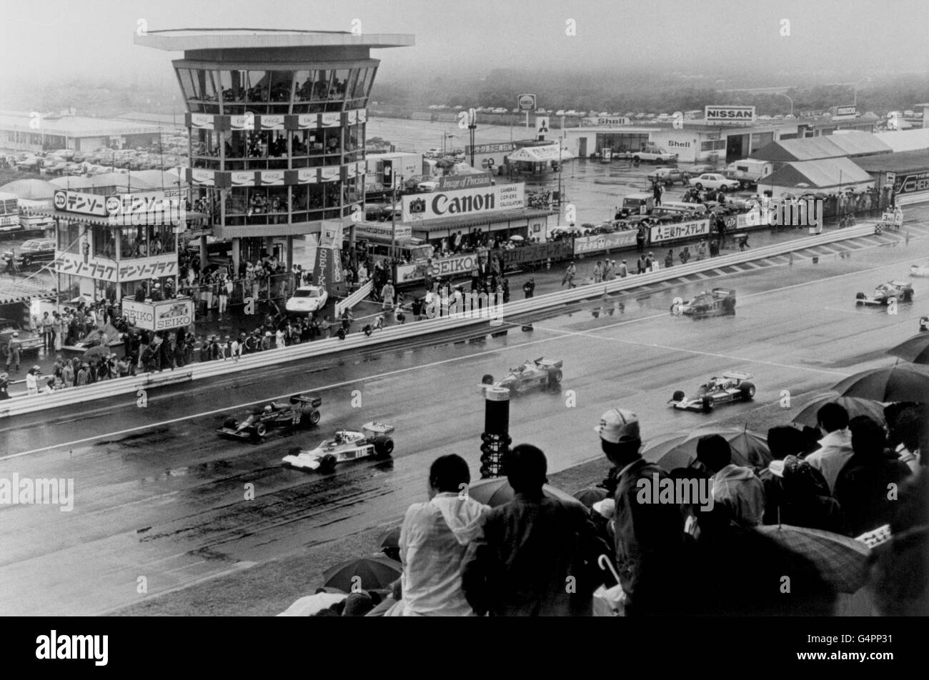 Solo PER IL Regno Unito : James Hunt della Gran Bretagna guidando una McLaren (11) e Mario Andretti in un Lotus (5) guidano la strada durante il Gran Premio del Giappone a Fuji. Foto Stock
