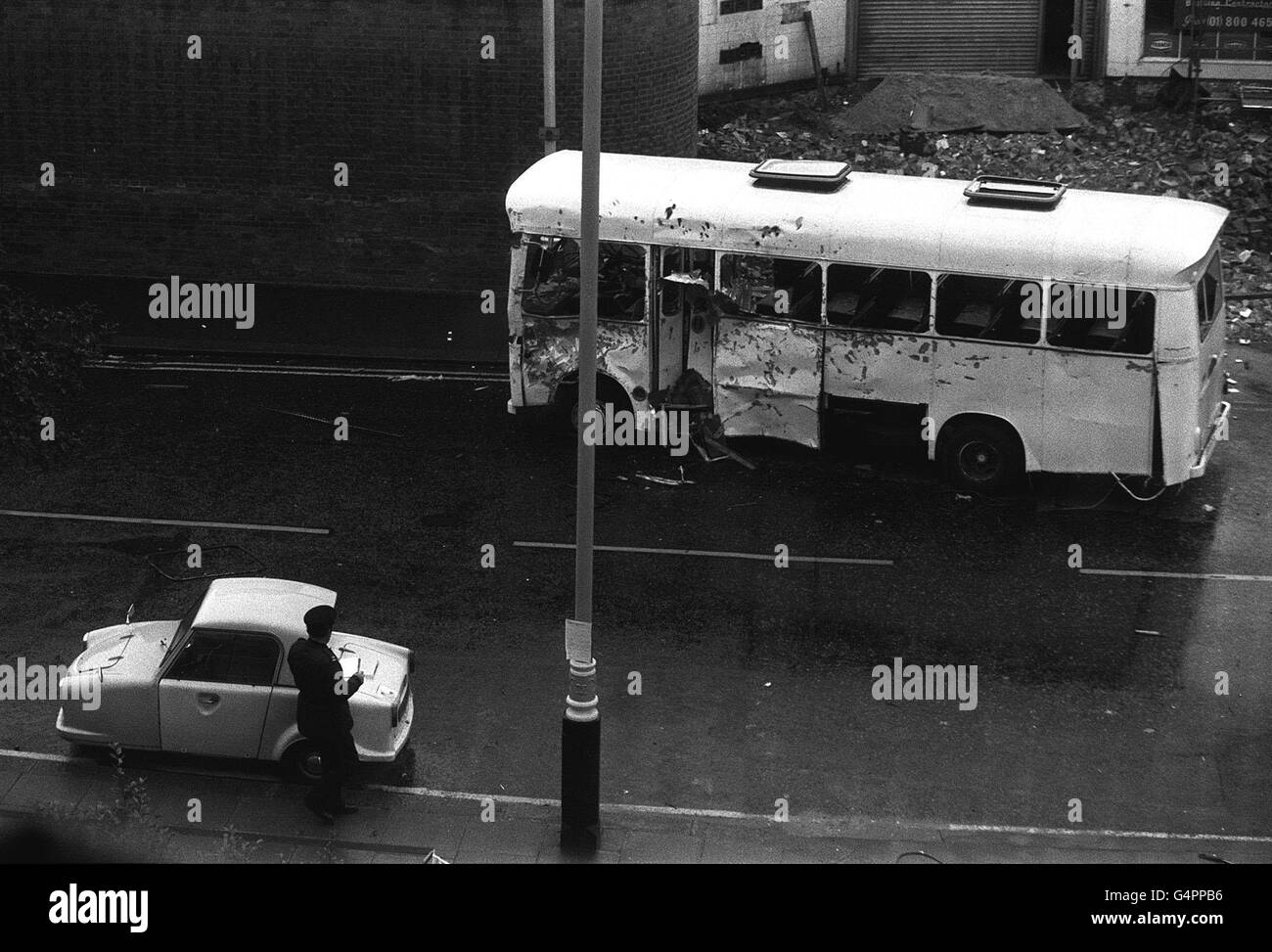 Le ammaccature segnano il lato di un allenatore dell'esercito dopo un'esplosione di bombe nei pressi delle caserme di Chelsea a Londra. Una donna è stata uccisa, e più di 20 altre sono state ferite nell'esplosione che è accaduto a Ebury Road mentre il pullman che trasportava guardie scozzesi è passato davanti a un furgone parcheggiato. Foto Stock