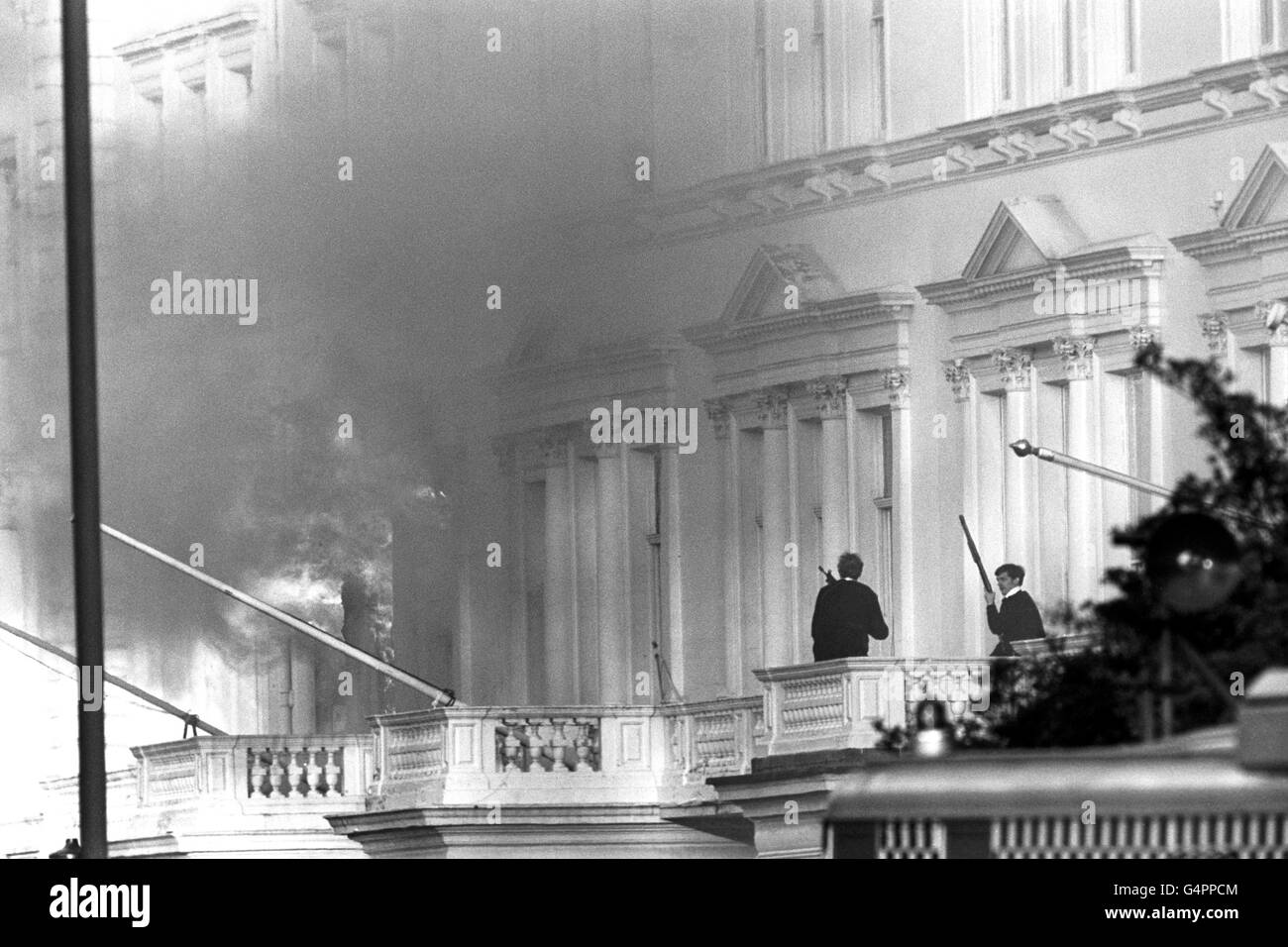 La polizia armata sul balcone dell'ambasciata iraniana, quando le unità del Servizio aereo speciale (SAS) hanno aiutato la polizia a porre fine all'assedio di sei giorni presso l'edificio. Diciannove ostaggi sono stati salvati e tre pistoleri sono stati uccisi. Foto Stock