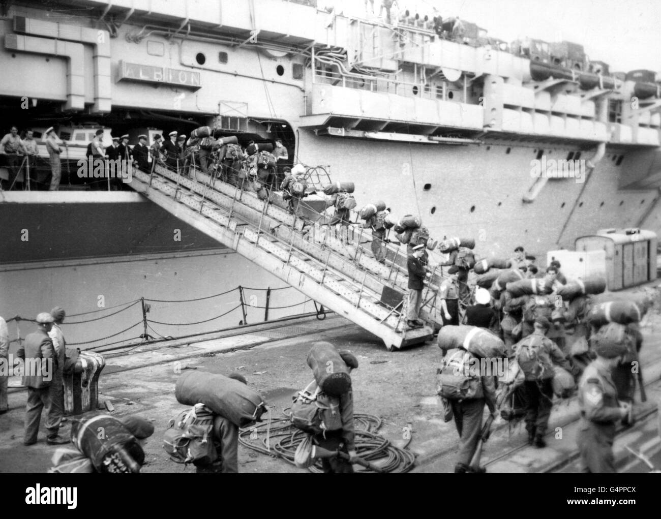 Uomini di No. 42 Commando, Royal Marines, a bordo della portaerei Albion a Portsmouth dopo essere stato ordinato al Mediterraneo a causa della situazione del Medio Oriente in Cypress. Foto Stock