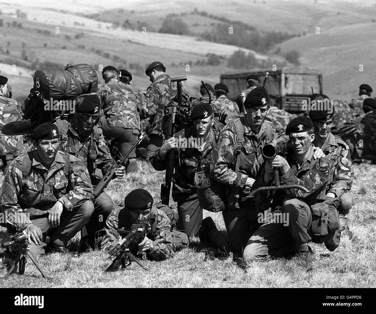 Gli uomini del primo battaglione del reggimento reale del Galles su target in Welsh mountains dove essi sono tra 3.000 truppe scelte - che potrebbe essere il prossimo ad essere inviato al Falklands - prendere parte a quattro giorni di esercizio, "Welsh Falcon". Foto Stock