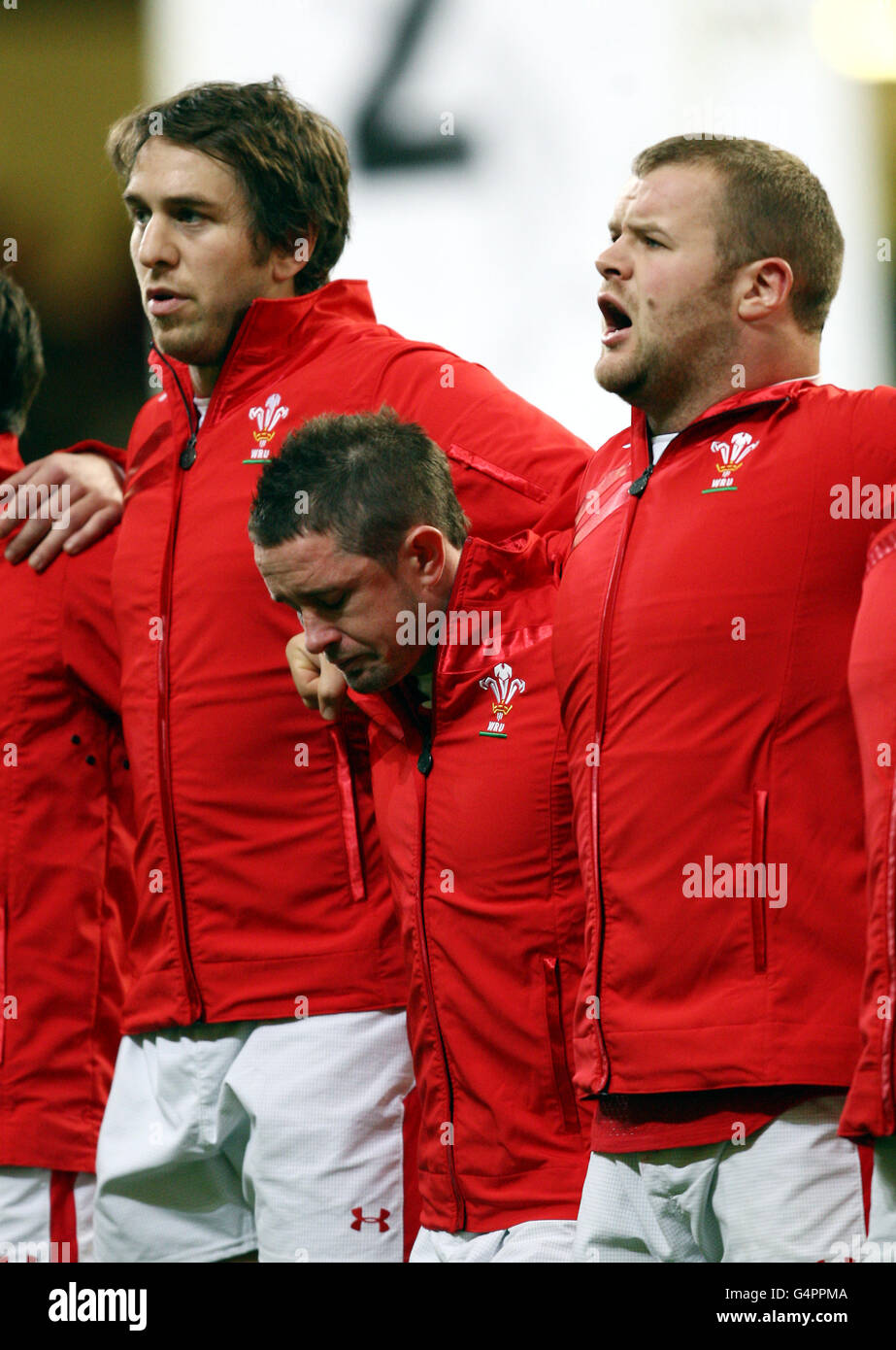 Shane Williams mantiene la testa inchinata incapace di cantare l'inno nazionale prima della partita internazionale al Millennium Stadium di Cardiff. Foto Stock