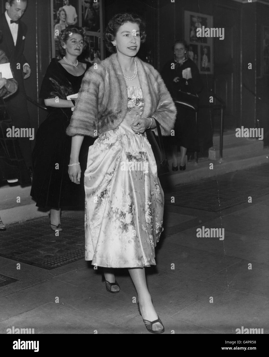 La regina Elisabetta II lascia l'Haymarket Theatre, Londra, dopo aver visto la commedia "The Chalk Garden". Foto Stock
