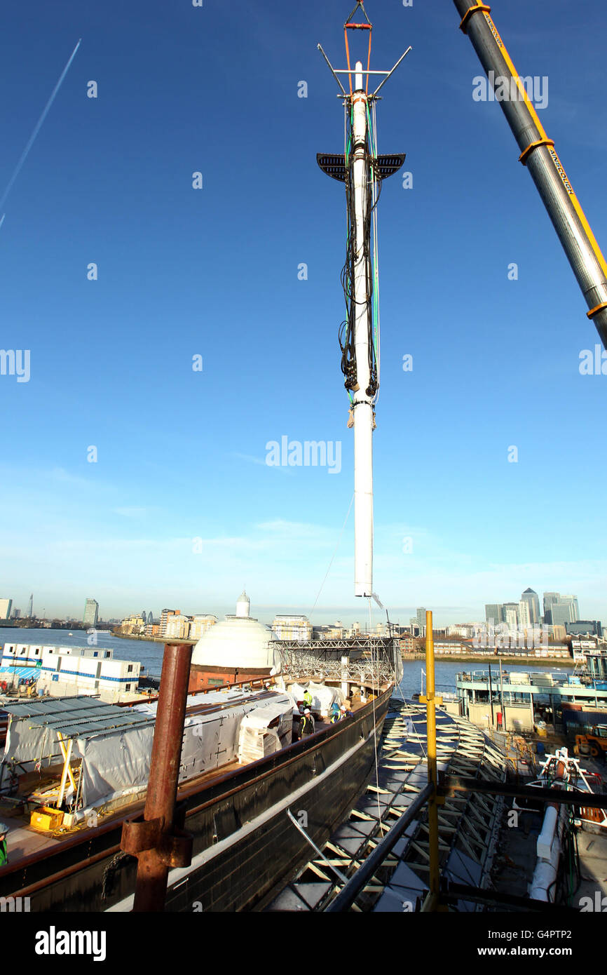 Il prefabbricati di Cutty Sark viene innalzato in posizione, presso l'ormeggio permanente della nave a Greenwich, a sud di Londra. PREMERE ASSOCIAZIONE foto. Data immagine: Sabato 10 dicembre 2011. Le navi sono state sollevate per la prima volta da quando la nave è stata devastata da un incendio quattro anni fa. Il montante principale verrà sollevato a bordo questo pomeriggio e l'albero finale dovrebbe salire domani. È stato un giorno di riferimento per il regolacapelli del tè del XIX secolo, che è stato eviscerato da un incendio quando era nelle prime fasi di essere stato restaurato nel maggio 2007. Scopri LA STORIA di Cutty. Il credito fotografico dovrebbe essere: Sean Dempsey/PA Wire Foto Stock