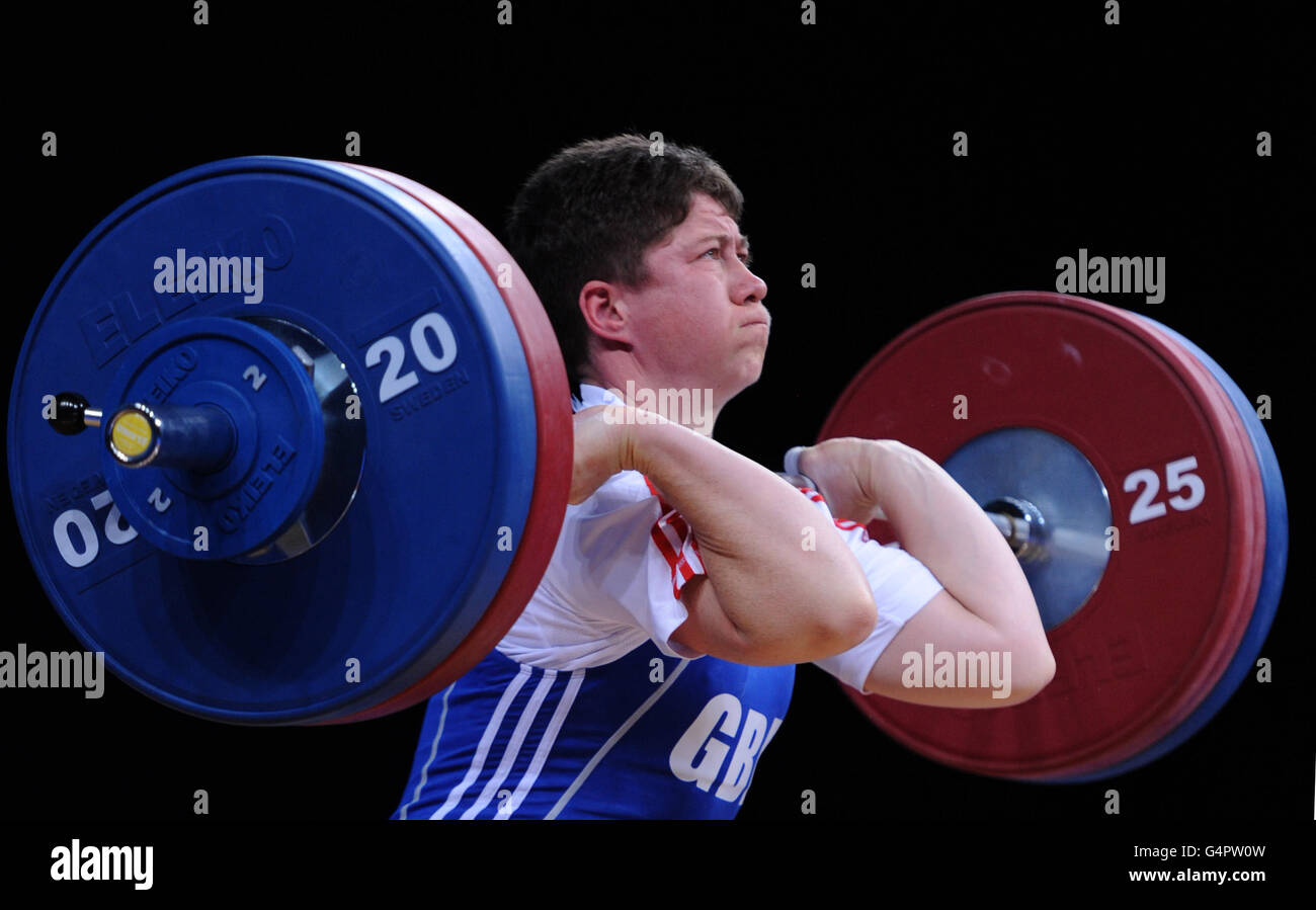 Olympics - Weightlifting - London 2012 Test Event - Day One - Excel Arena. Natasha Perdue della Gran Bretagna compete nell'ascensore Clean & Jerk durante il London Olympic Games 2012 Test Event all'Excel Arena di Londra. Foto Stock